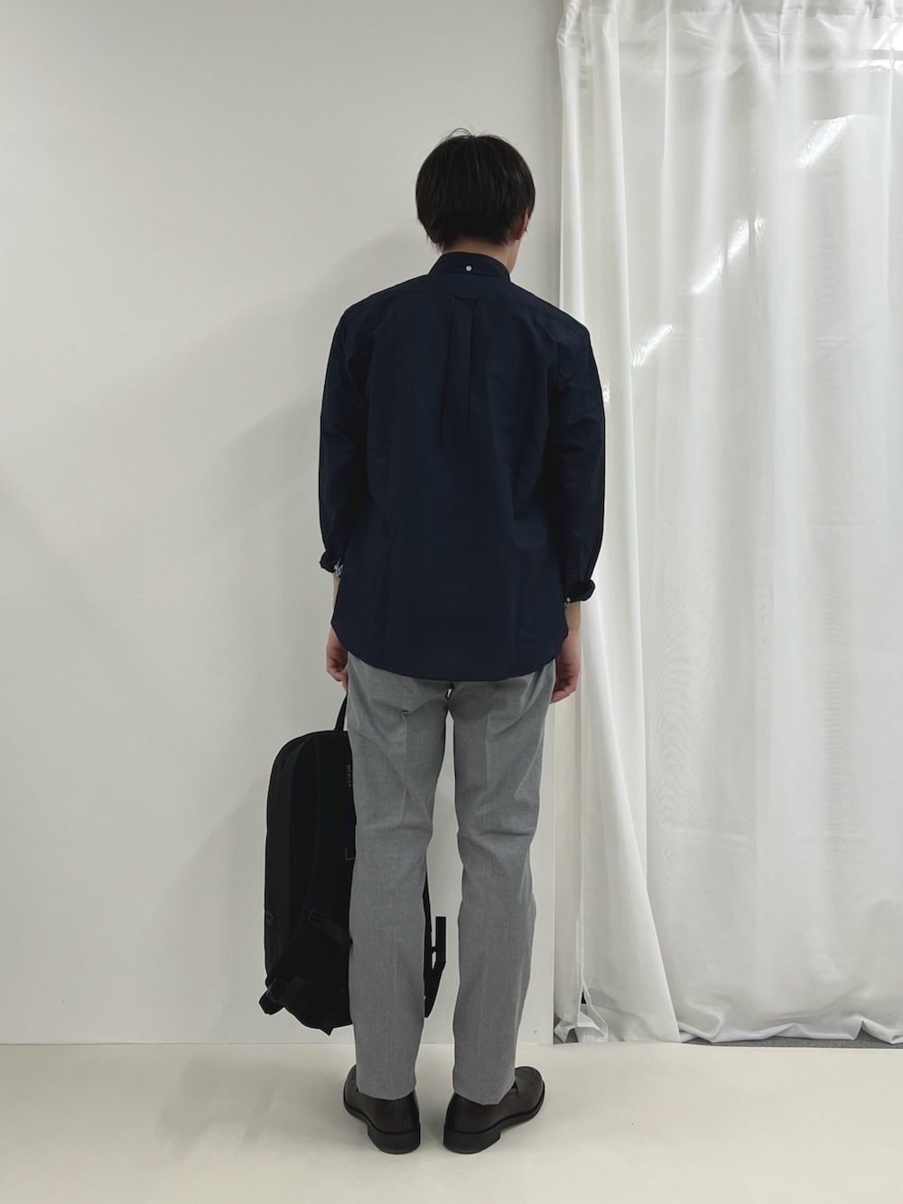 ブルー系のシャツ/ブラウス、ブラウン系のローファー、グレー系のチノパンツを着用したメンズの春コーディネートの5枚目の写真