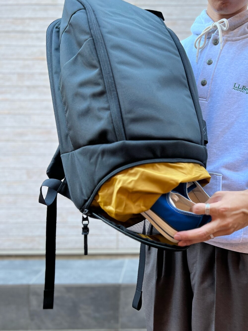 グレー系のパーカー、ブラック系のバックパック/リュックを着用したメンズの秋コーディネートの5枚目の写真