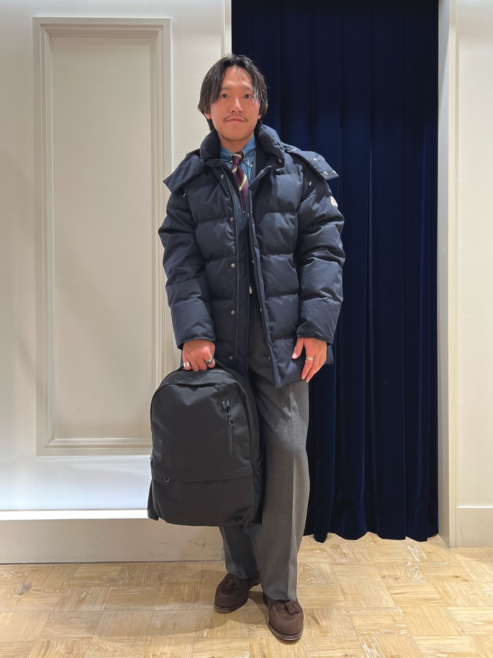 「真冬のあったかスタイル、今日のコーデ、シンプルスタイル、革靴、秋冬コーデ、冬、冬コーデ、冬アウター、カジュアル、カジュアルコーデ、きれいめカジュアル、ダウンジャケット、スラックス、通勤コーデ」｜「Pyrenexの【PYRENEX/ピレネックス】BELFORT2 ダウンジャケット（ダウンジャケット/コート、ブルー系）」を使った、nishiokaさん（メンズ・169cm）の冬コーディネートの4枚目の写真