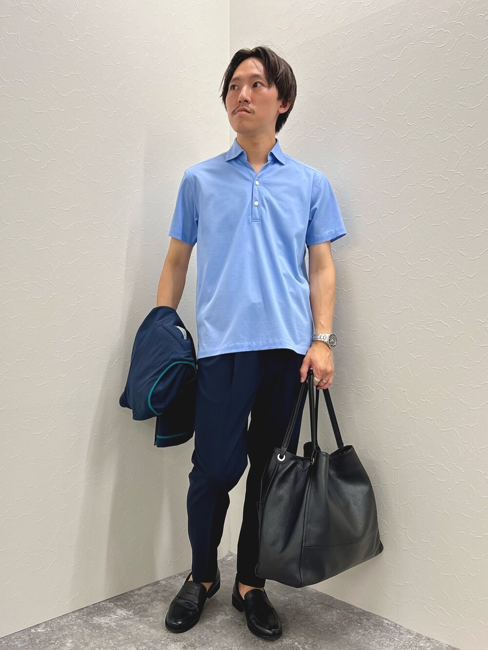 ブルー系のその他パンツ、ブルー系のポロシャツ、ブルー系のテーラードジャケットを着用したメンズの夏コーディネートの2枚目の写真