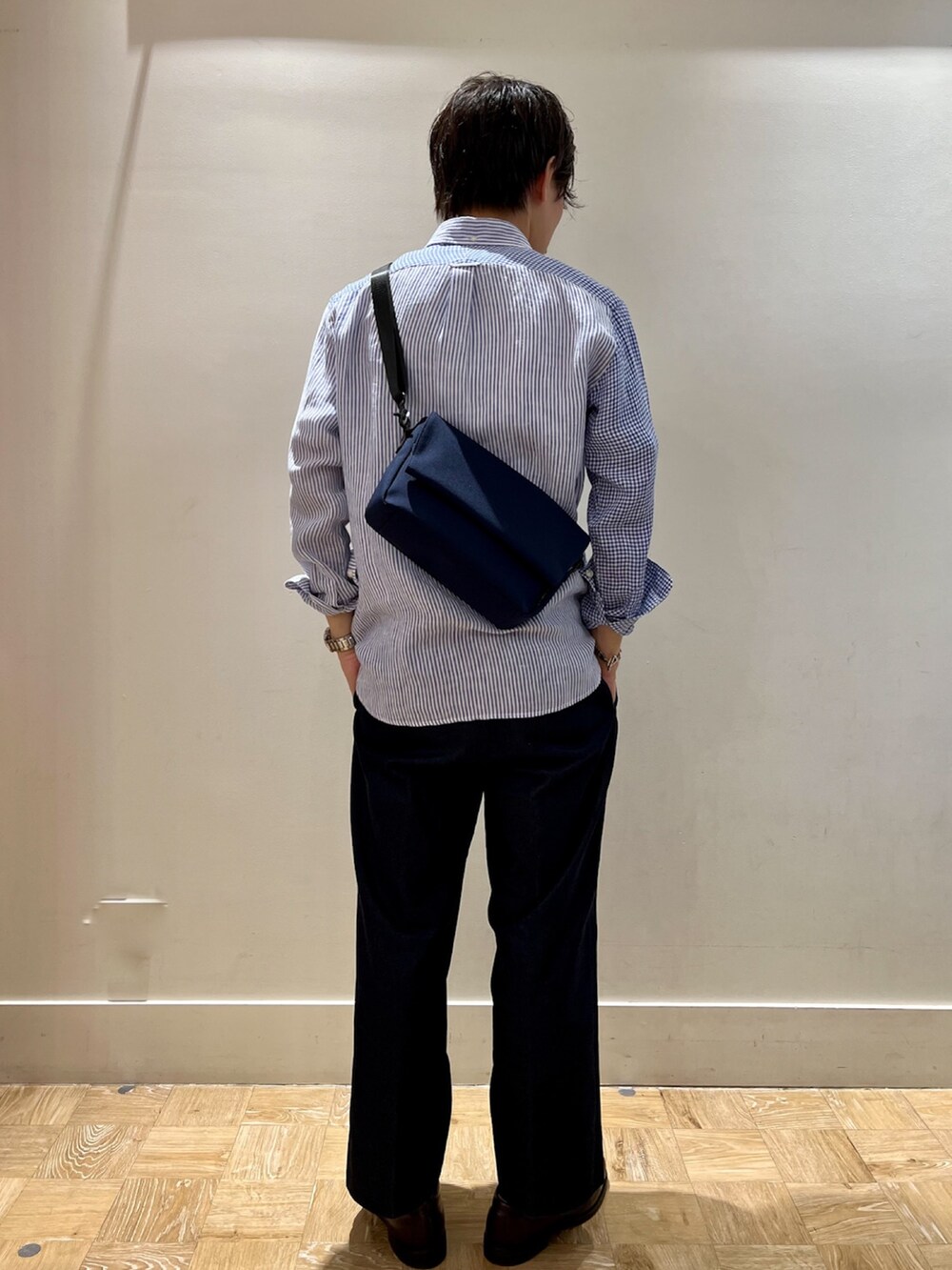 ブルー系のシャツ/ブラウス、ブルー系のショルダーバッグを着用したメンズの夏コーディネートの3枚目の写真