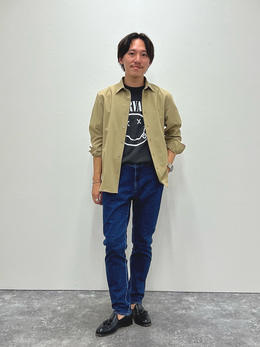 ベージュ系のシャツ/ブラウス、ブラック系のTシャツ/カットソー、ブルー系のデニムパンツを着用したメンズの夏コーディネートの3枚目の写真
