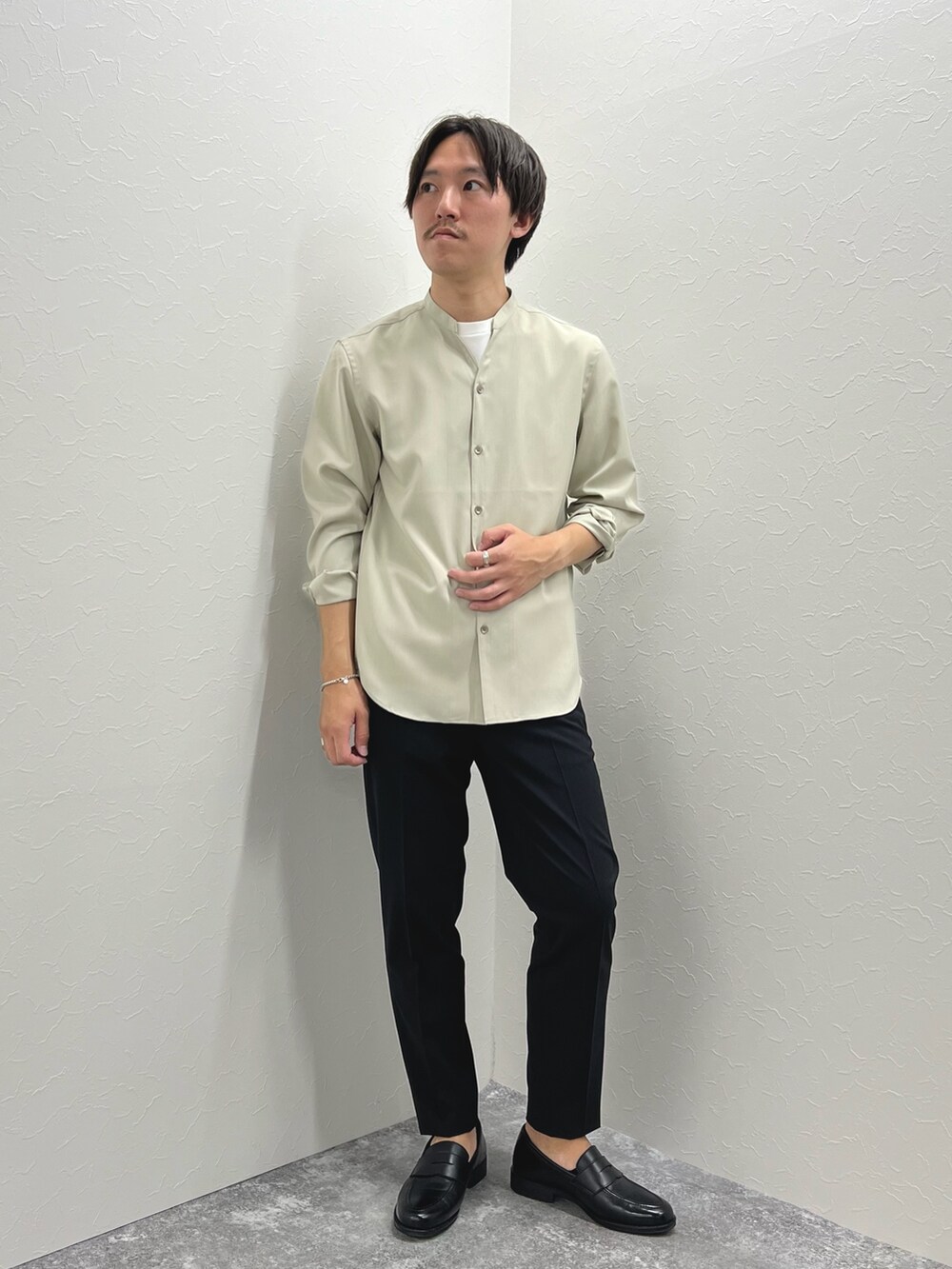 ベージュ系のシャツ/ブラウス、ホワイト系のTシャツ/カットソー、ブラック系のその他パンツを着用したメンズの夏コーディネートの2枚目の写真