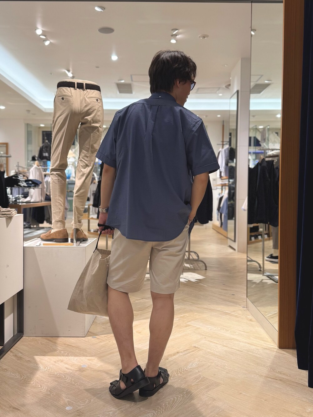 ブルー系のシャツ/ブラウス、ブルー系のTシャツ/カットソー、ホワイト系のその他パンツを着用したメンズの夏コーディネートの7枚目の写真