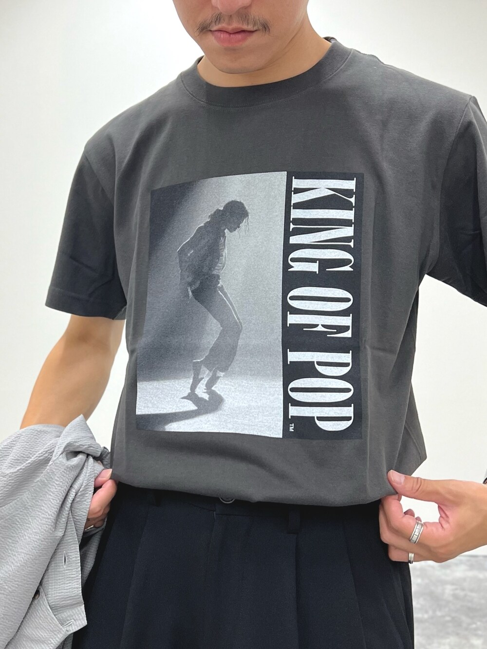 ベージュ系のシャツ/ブラウス、ブラック系のローファー、ブラック系のTシャツ/カットソーを着用したメンズの夏コーディネートの4枚目の写真