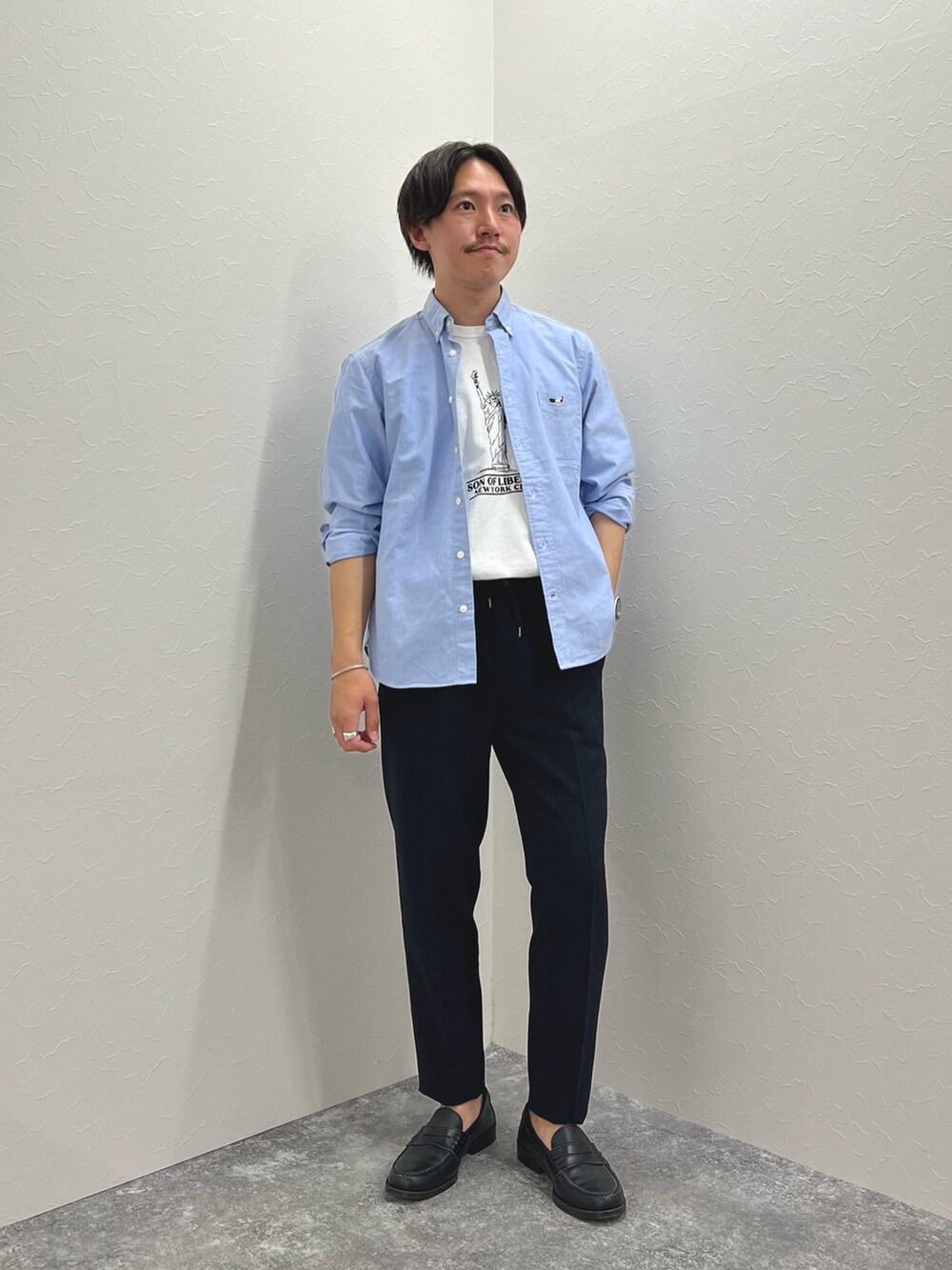 ブルー系のシャツ/ブラウス、ブルー系のその他パンツ、ホワイト系のTシャツ/カットソーを着用したメンズの春コーディネートの3枚目の写真