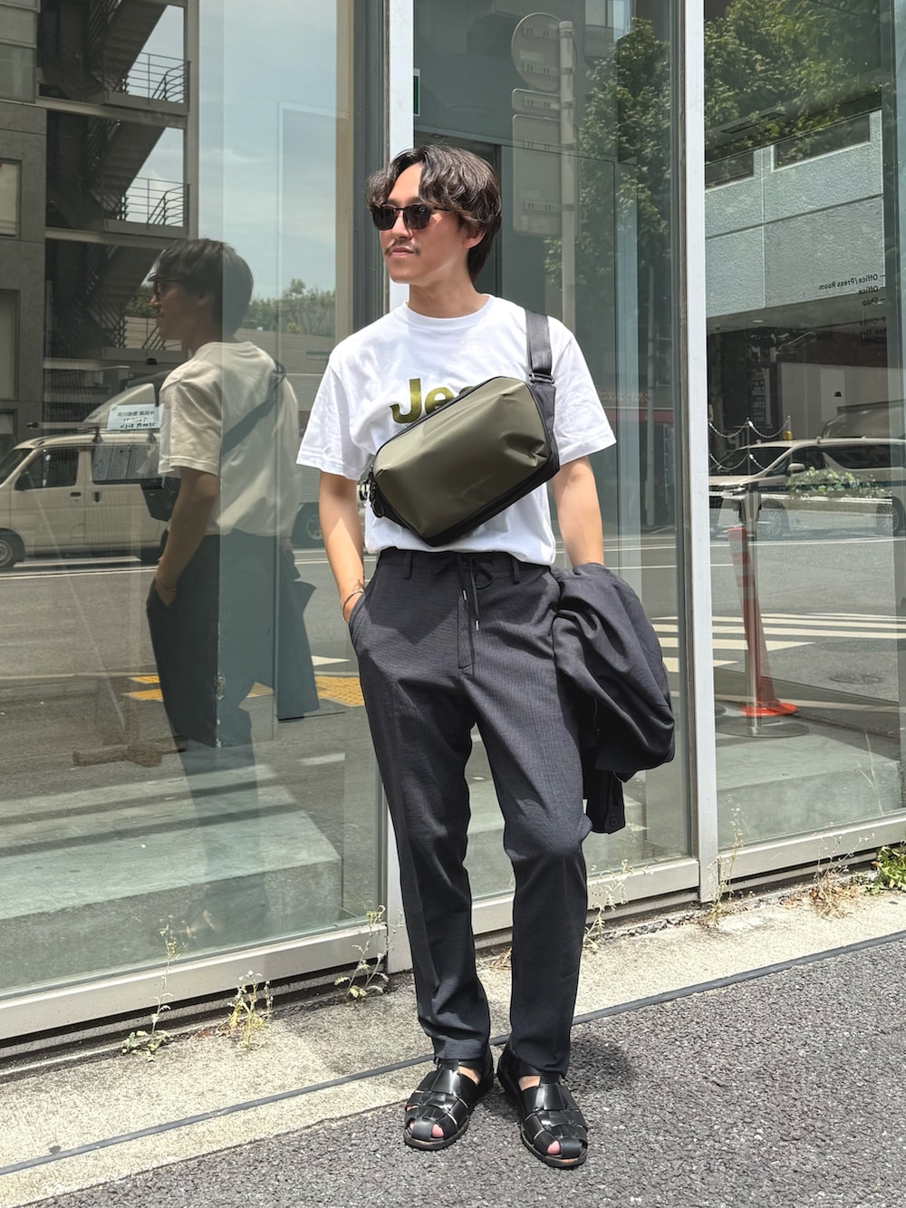 「レイヤードスタイル、サンダル、夏コーデ、白Tシャツ、セットアップ、サングラス、Tシャツ、お出かけコーデ、カジュアルコーデ、夏、Tシャツコーデ、ショルダーバッグ、カジュアル、ロゴT、夏だ!Tシャツ着よう!」|「GOOD ROCK SPEEDの【GOOD ROCK SPEED】別注 アーティスト/企業/ プリントTシャツ 25SS(Tシャツ/カットソー、ホワイト系)」を使った、nishiokaさん(メンズ・169cm)の夏コーディネートの2枚目の写真