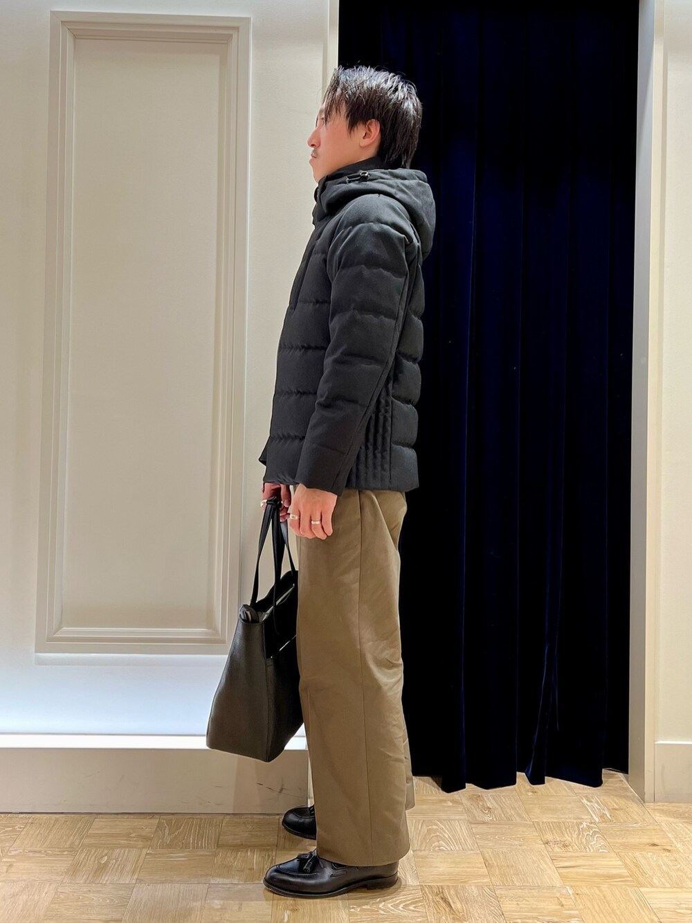 ブラック系のダウンジャケット/コート、ブラック系のトートバッグを着用したメンズの冬コーディネートの3枚目の写真