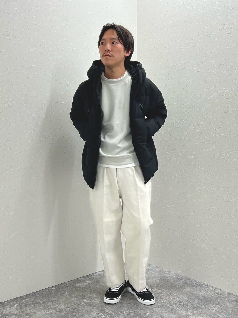 ブラック系のダウンジャケット/コート、グレー系のTシャツ/カットソーを着用したメンズの秋コーディネートの2枚目の写真