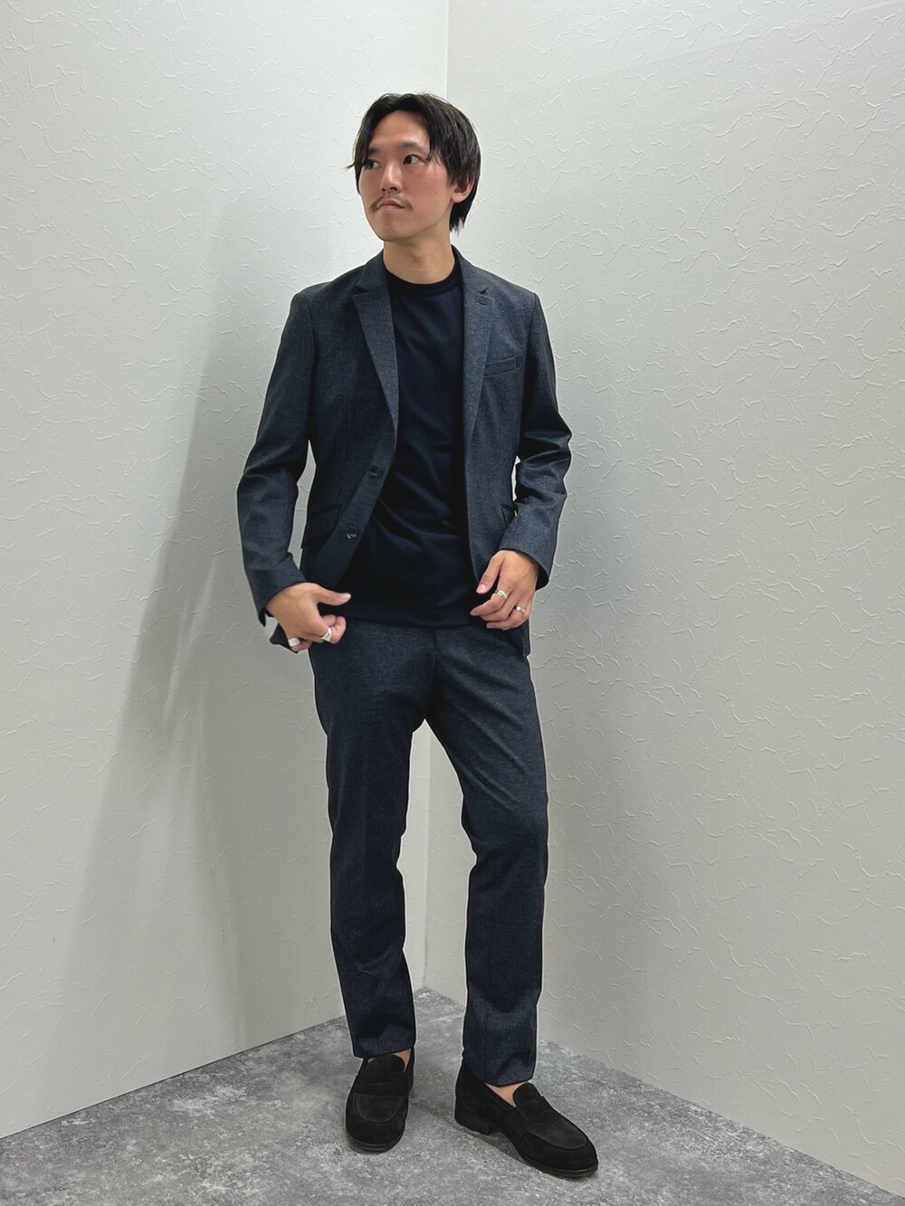ブルー系のテーラードジャケット、ブルー系のTシャツ/カットソー、ブルー系のその他パンツを着用したメンズの秋コーディネートの3枚目の写真