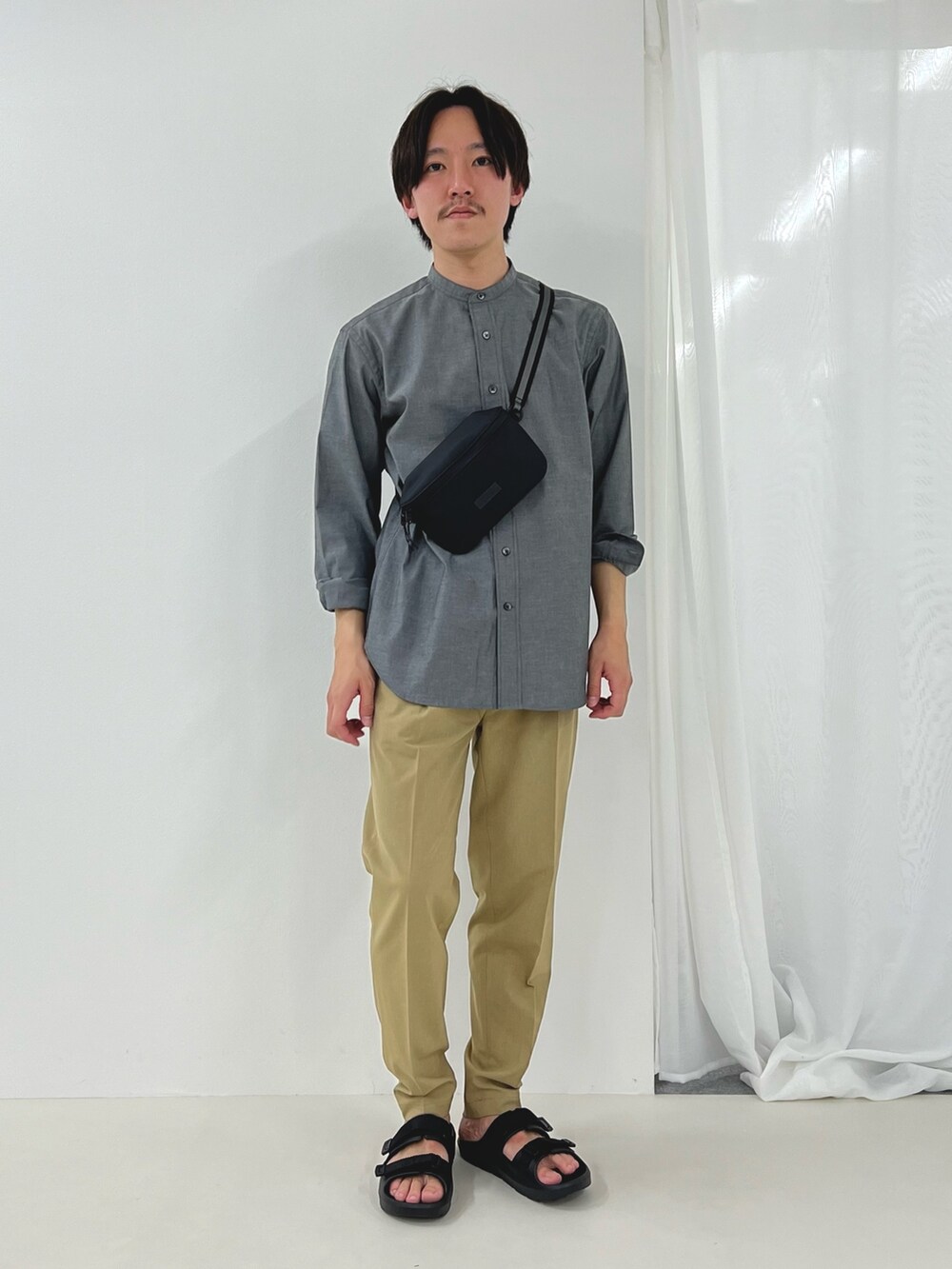 ブラック系のシャツ/ブラウス、ブラック系のサンダル、ブラック系のショルダーバッグを着用したメンズの春コーディネートの3枚目の写真