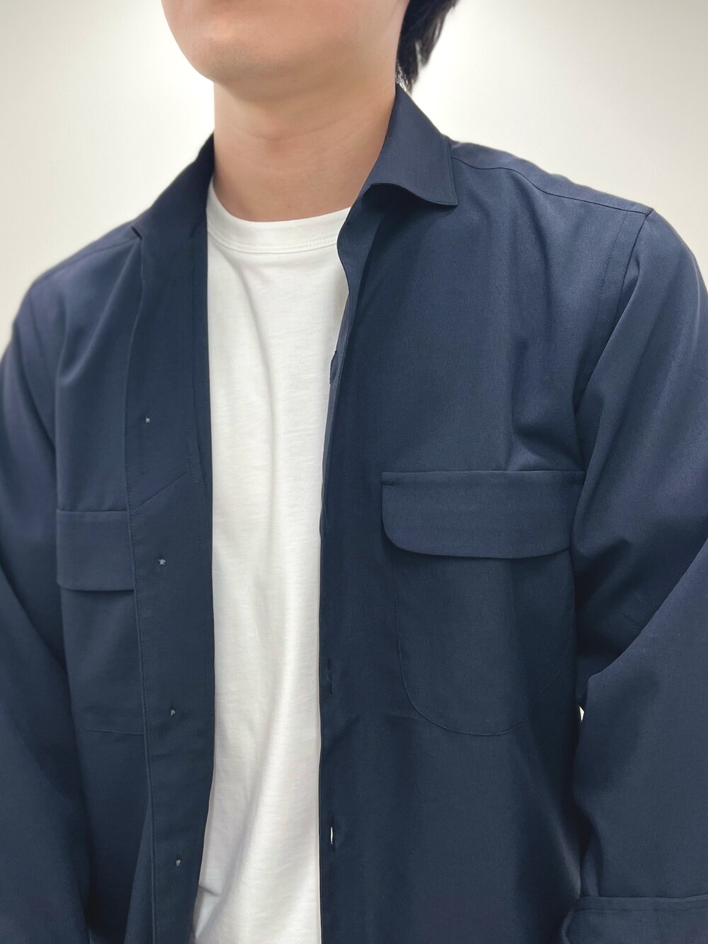 ブルー系のシャツ/ブラウス、ホワイト系のTシャツ/カットソー、ブルー系のその他パンツを着用したメンズの夏コーディネートの6枚目の写真