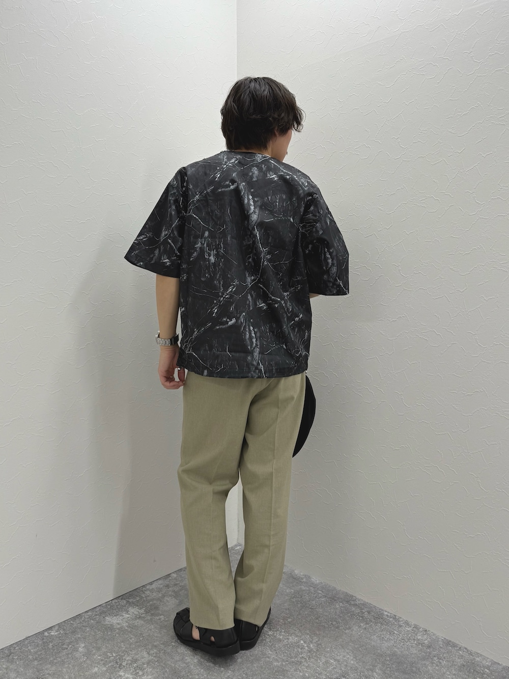 「サンダル、黒Tシャツ、ショルダーバッグ、グルカサンダル、Tシャツ、夏コーデ、初夏コーデ、シンプルスタイル、シンプル、カジュアル、カジュアルコーデ、ラフ、夏」｜「TAIONの【TAION/タイオン】ノンダウン ミリタリー 半袖カットソー 25SS（Tシャツ/カットソー、ブラック系）」を使った、nishiokaさん（メンズ・169cm）の夏コーディネートの5枚目の写真
