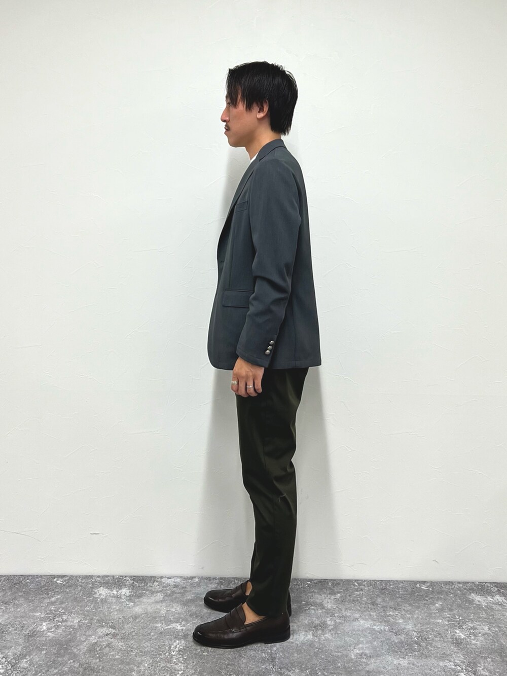 「秋コーデ、休日スタイル、ローファー、ジャケット、ジャケットスタイル、メンズコーデ、オトナカジュアル、革靴、白Tシャツ、Tシャツ、きれいめカジュアル、カジュアルコーデ、ビジネススタイル」｜「NOLLEY’Sの《ビジカジ対応》TRABEST ストレッチ 銀ボタン ブレザージャケット（テーラードジャケット、グレー系）」を使った、nishiokaさん（メンズ・169cm）の秋コーディネートの4枚目の写真