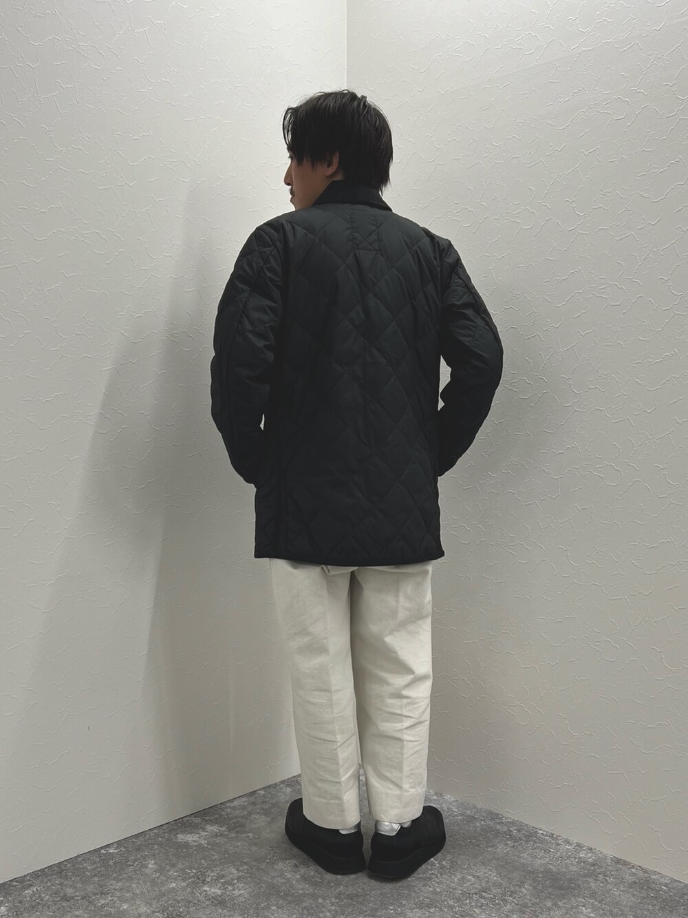 ブラック系のダウンジャケット/コート、ブラック系のTシャツ/カットソー、ブラック系のスニーカーを着用したメンズの秋コーディネートの5枚目の写真