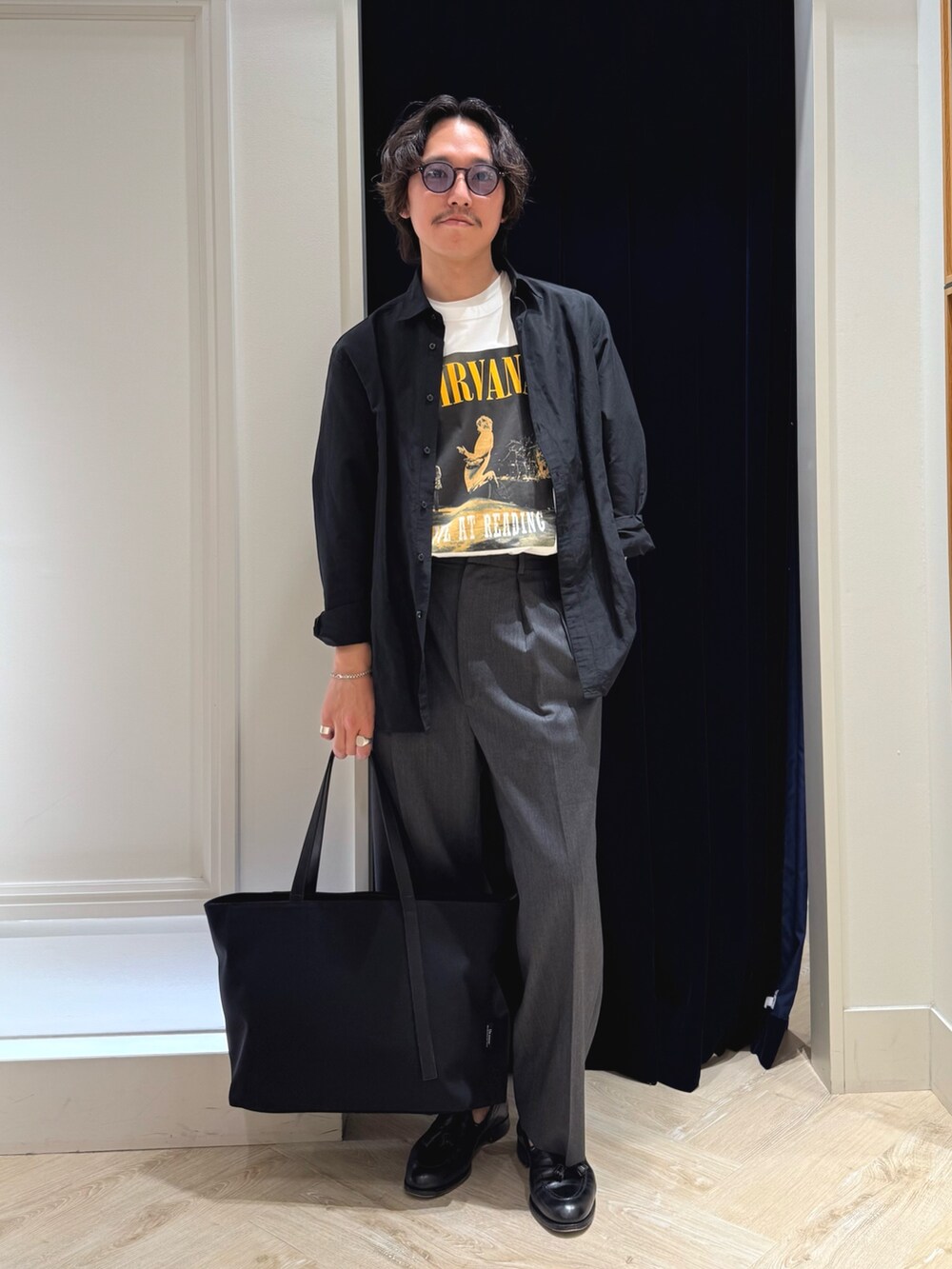 ホワイト系のTシャツ/カットソー、ブラック系のシャツ/ブラウス、ブラック系のトートバッグを着用したメンズの春コーディネートの5枚目の写真