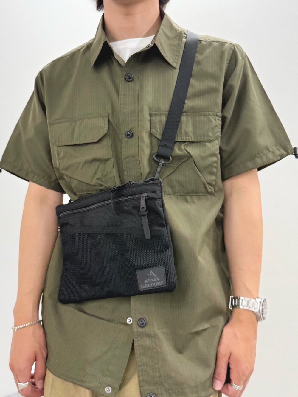 グリーン系のシャツ/ブラウス、ホワイト系のTシャツ/カットソー、ベージュ系のその他パンツを着用したメンズの春コーディネートの8枚目の写真