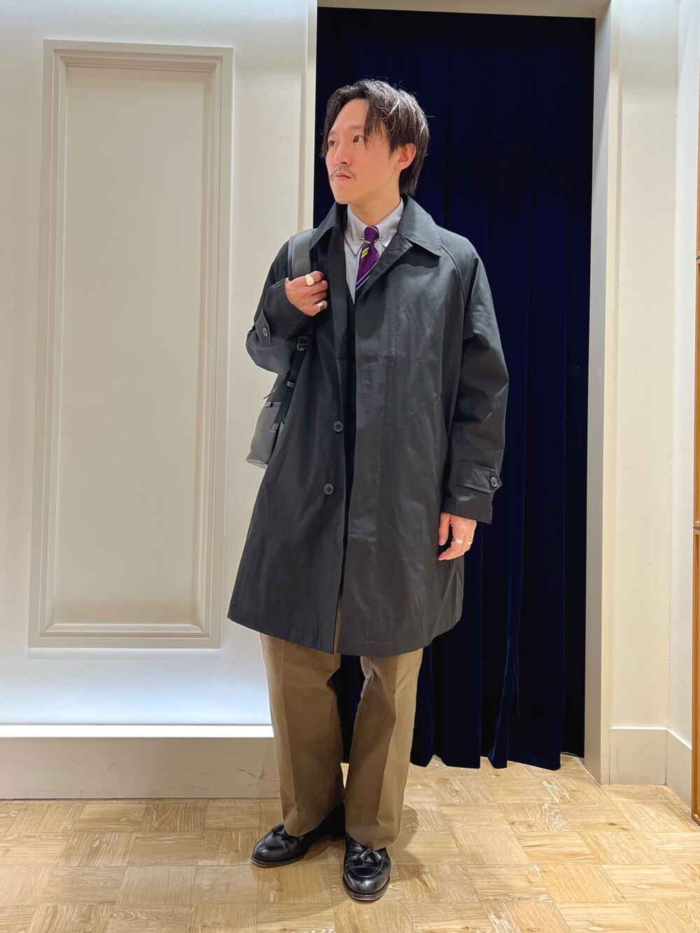 「お出かけコーデ、コート、きれいめカジュアル、ワイドパンツ、ローファー、レザー、レイヤードスタイル、冬コーデ、シンプル、冬アウター、シンプルスタイル、ダウン、ダウンベスト、バックパック、ステンカラーコート」｜「Stutostein Nolley'sのGUGGENHEIM ビジネスレザーデイパック（バックパック/リュック、ブラック系）」を使った、nishiokaさん（メンズ・169cm）の冬コーディネートの2枚目の写真