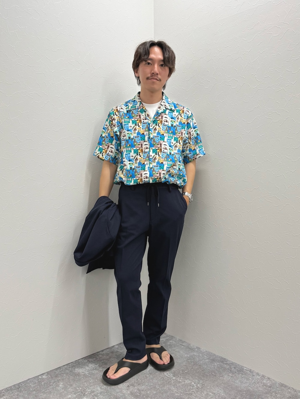 「柄シャツ、レイヤードスタイル、サンダル、白Tシャツ、セットアップ、きれいめカジュアル、Tシャツ、夏コーデ、オトナカジュアル、ジャケット、カジュアル、カジュアルコーデ、おしゃれさんと繋がりたい、セットアップスタイル」｜「NOLLEY’Sの【DotAir/ドットエア】《吸水速乾》総柄シャツ 25SS（シャツ/ブラウス、ブルー系）」を使った、nishiokaさん（メンズ・169cm）の夏コーディネートの2枚目の写真