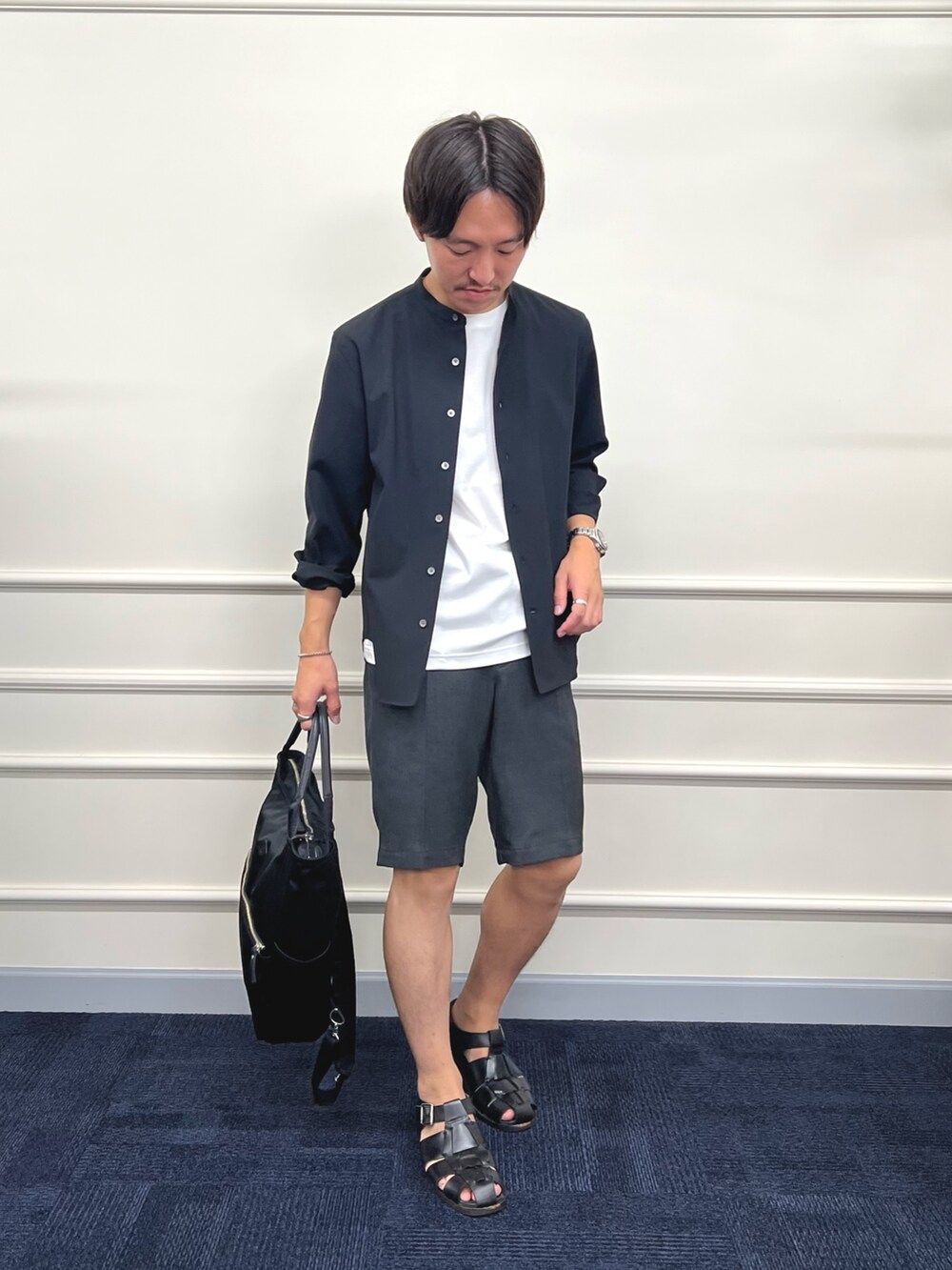 「ショートパンツ、サンダル、シンプル、白Tシャツ、きれいめカジュアル、休日スタイル、ブラックコーデ、夏コーデ、夏、夏だ！Tシャツ着よう！、メンズコーデ、シンプルスタイル、シャツコーデ、いいね、save、フォローお願いします🤑、モノトーン」｜「NOLLEY'S goodmanの【ACTIVE SECT】《限定展開 / 速乾 / 防シワ》”ALL TIME DRY” スリムバンドカラーシャツ（シャツ/ブラウス、ブラック系）」を使った、nishiokaさん（メンズ・169cm）の夏コーディネートの2枚目の写真