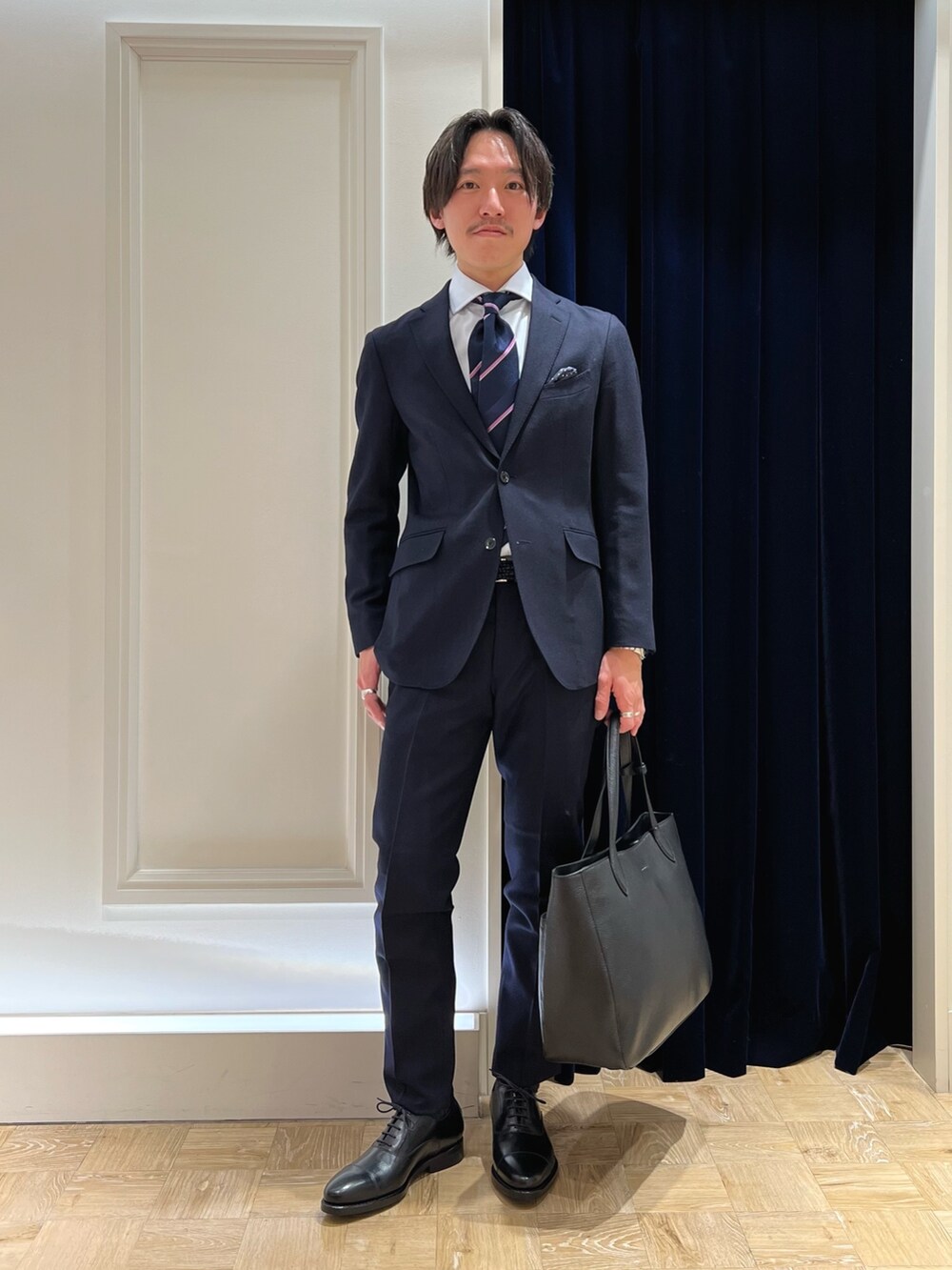 ブルー系のセットアップ、ブルー系のシャツ/ブラウス、ブルー系のネクタイを着用したメンズの冬コーディネートの3枚目の写真