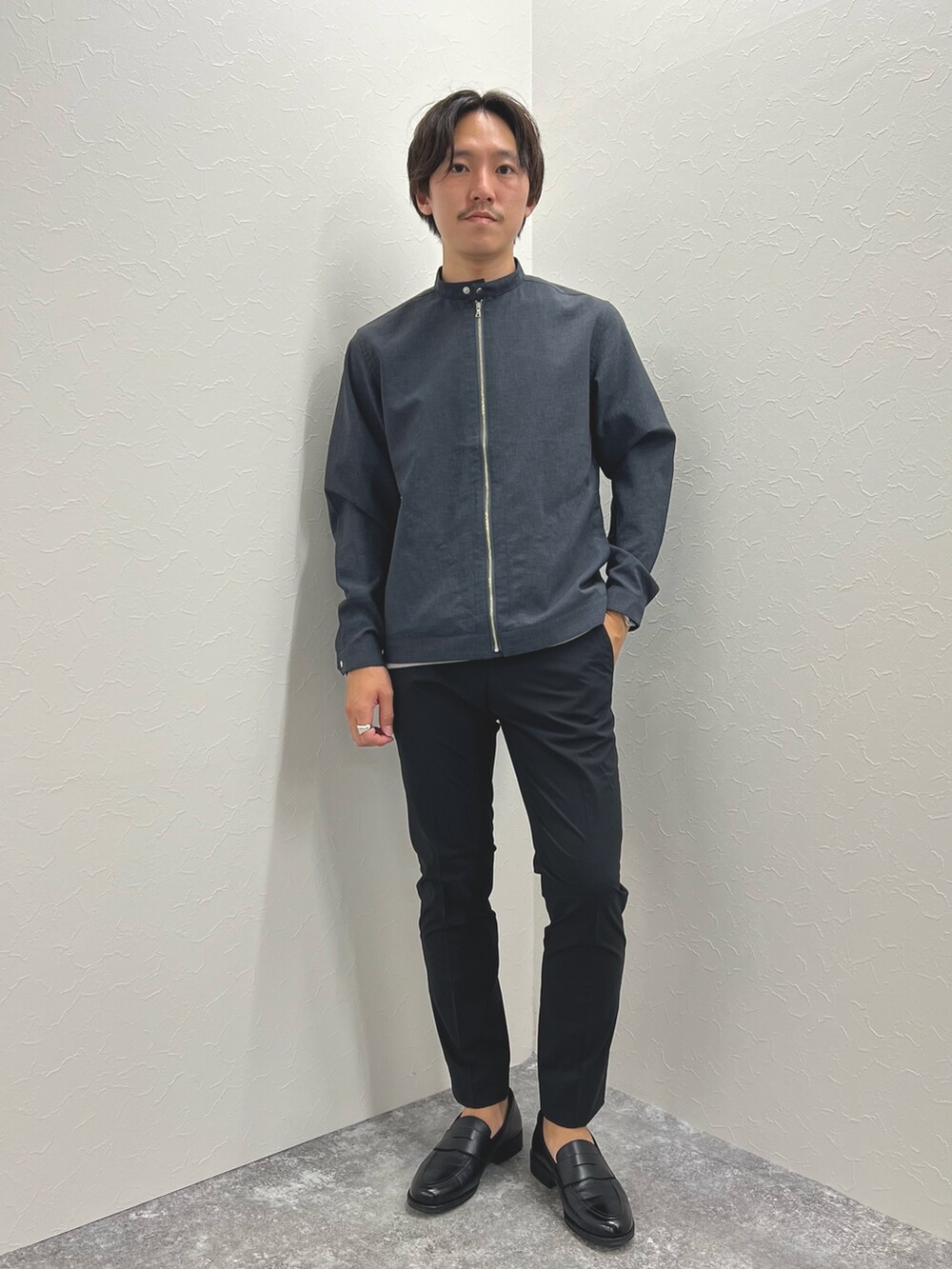 ブルー系のブルゾン、ベージュ系のTシャツ/カットソー、ブラック系のその他パンツを着用したメンズの夏コーディネートの2枚目の写真