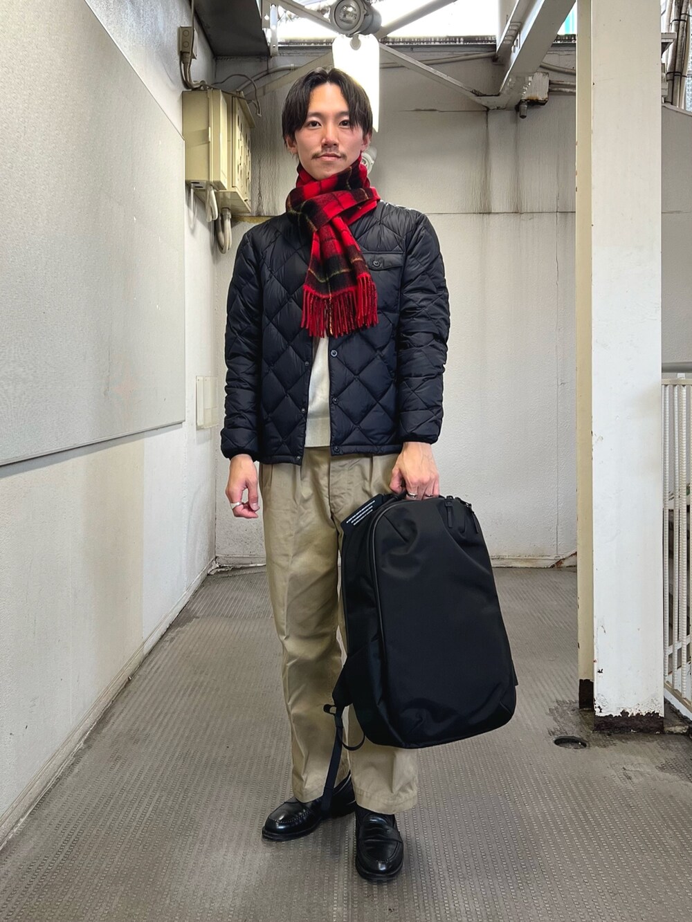 「レイヤードスタイル、冬アウター、チェック、休日スタイル、クリスマスに着たい服、赤、お出かけコーデ、マフラー、きれいめカジュアル、タートルネック、ダウンジャケット、オトナカジュアル、カジュアル、カジュアルコーデ、冬コーデ」｜「NOLLEY'S goodmanのR/Sウールカシミヤマフラー30（マフラー、レッド系）」を使った、nishiokaさん（メンズ・169cm）の冬コーディネートの2枚目の写真