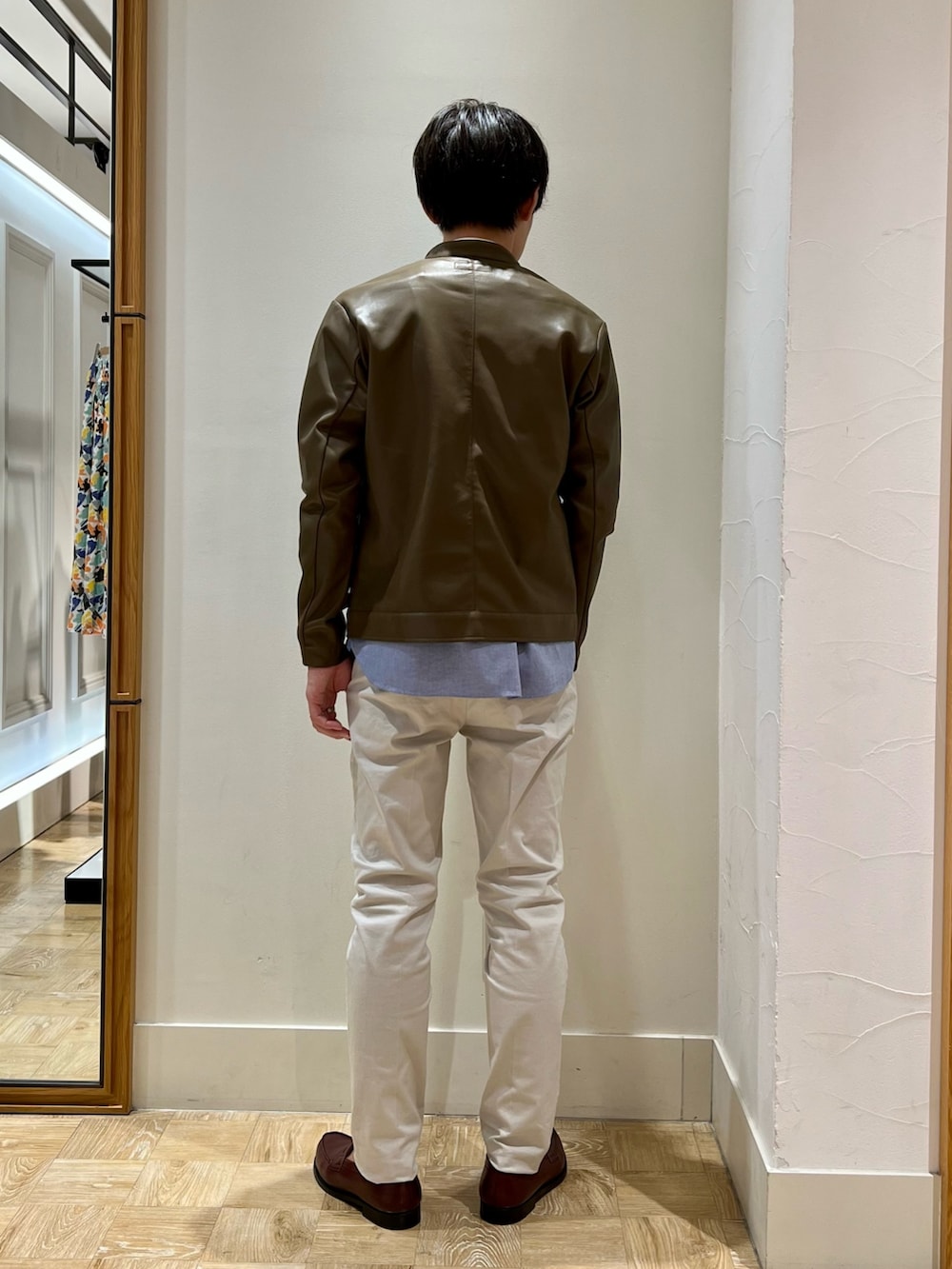 ブラウン系のライダースジャケット、ブルー系のシャツ/ブラウス、グレー系のその他パンツを着用したメンズの夏コーディネートの4枚目の写真