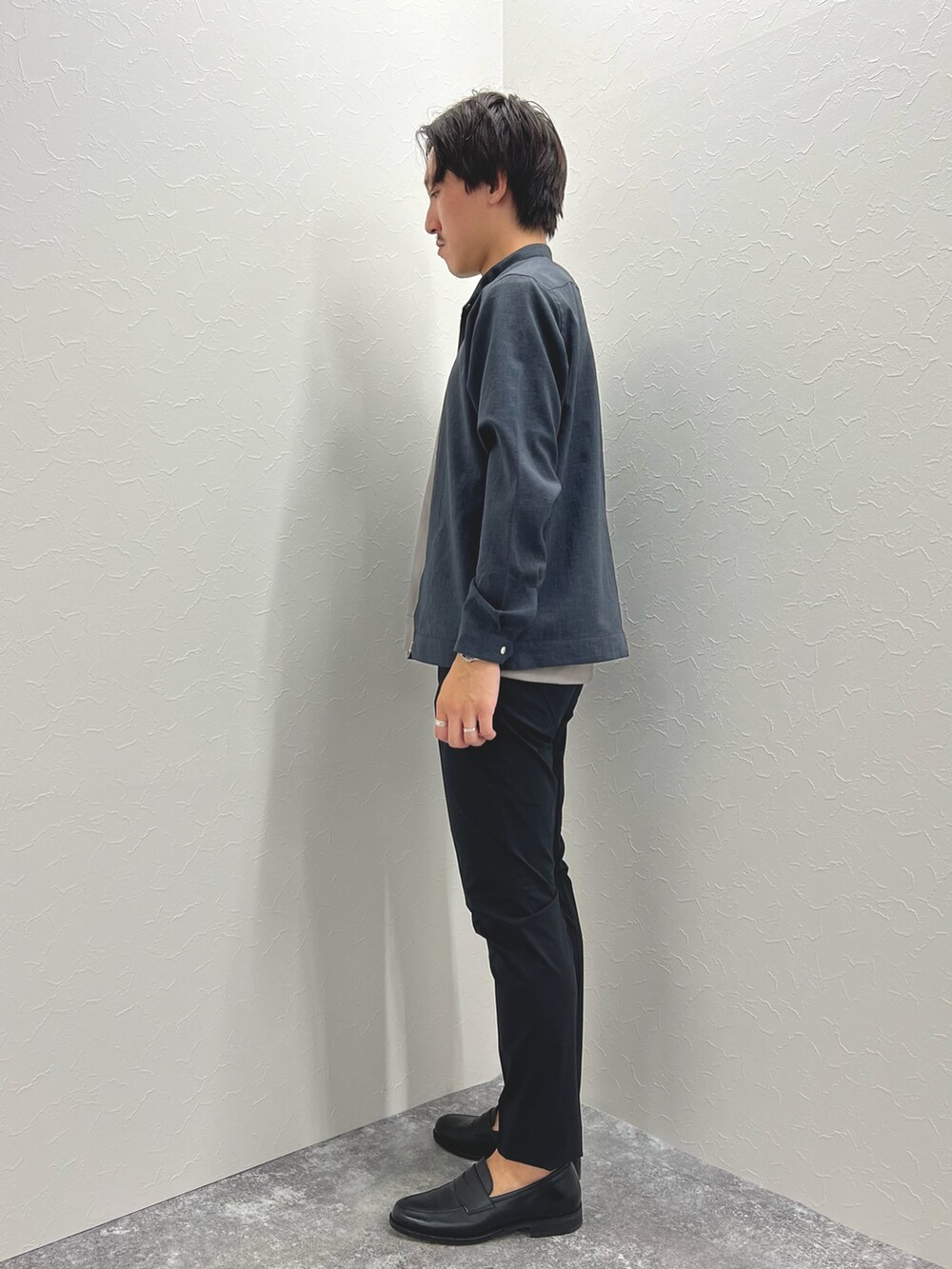 ブルー系のブルゾン、ベージュ系のTシャツ/カットソー、ブラック系のその他パンツを着用したメンズの夏コーディネートの5枚目の写真