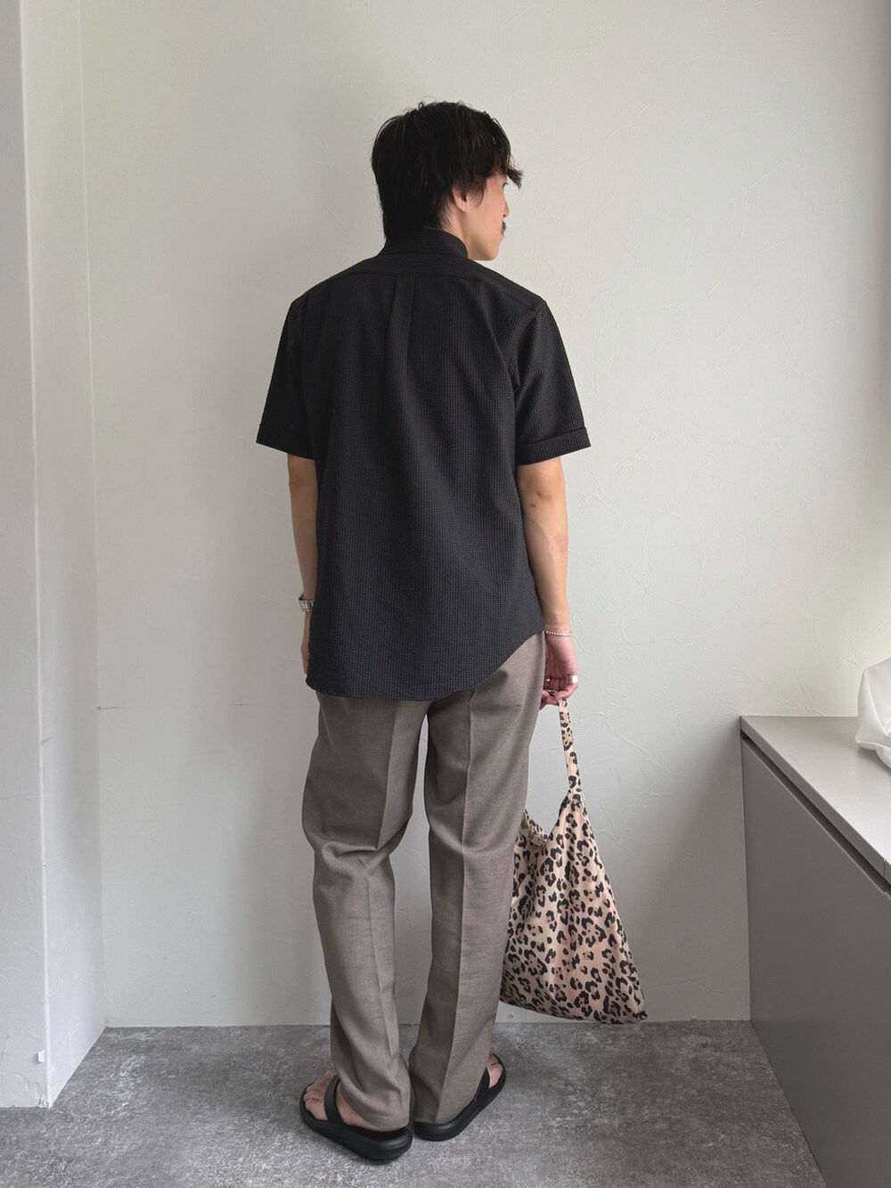 「半袖シャツ、サンダル、シャツスタイル、お出かけコーデ、休日スタイル、シンプルコーデ、夏、大人カジュアル、オトナカジュアル、カジュアル、カジュアルコーデ、きれいめカジュアル、ラフ、リラックススタイル」｜「NOLLEY’Sの《ビジカジ対応》【EVALET】吸水速乾 2WAYストレッチ サッカーギンガムテープBD 25SS（シャツ/ブラウス、グレー系）」を使った、nishiokaさん（メンズ・169cm）の夏コーディネートの3枚目の写真