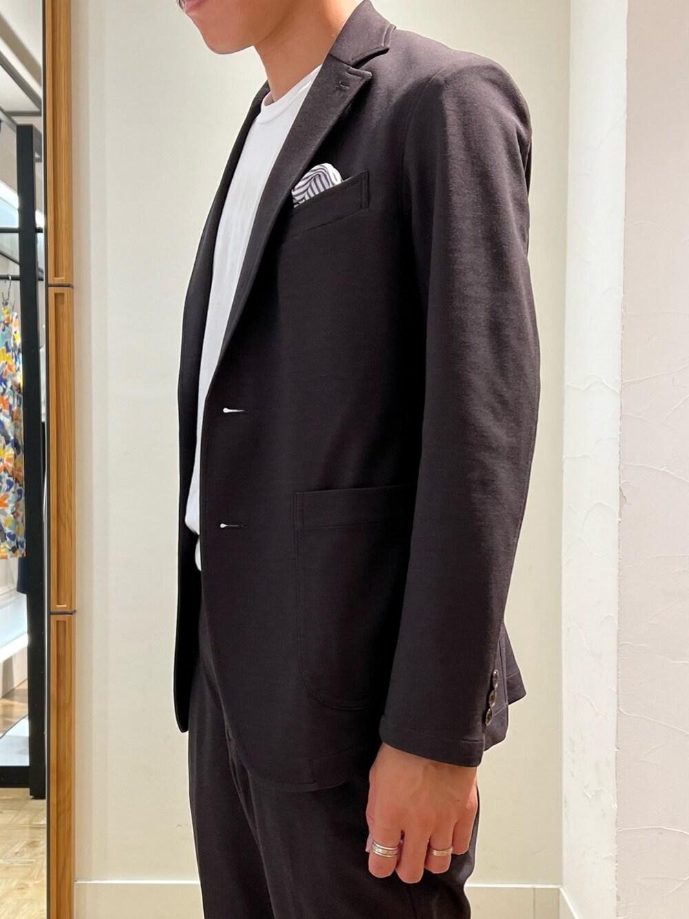 ブラウン系のテーラードジャケット、ブラウン系のその他パンツを着用したメンズの夏コーディネートの2枚目の写真