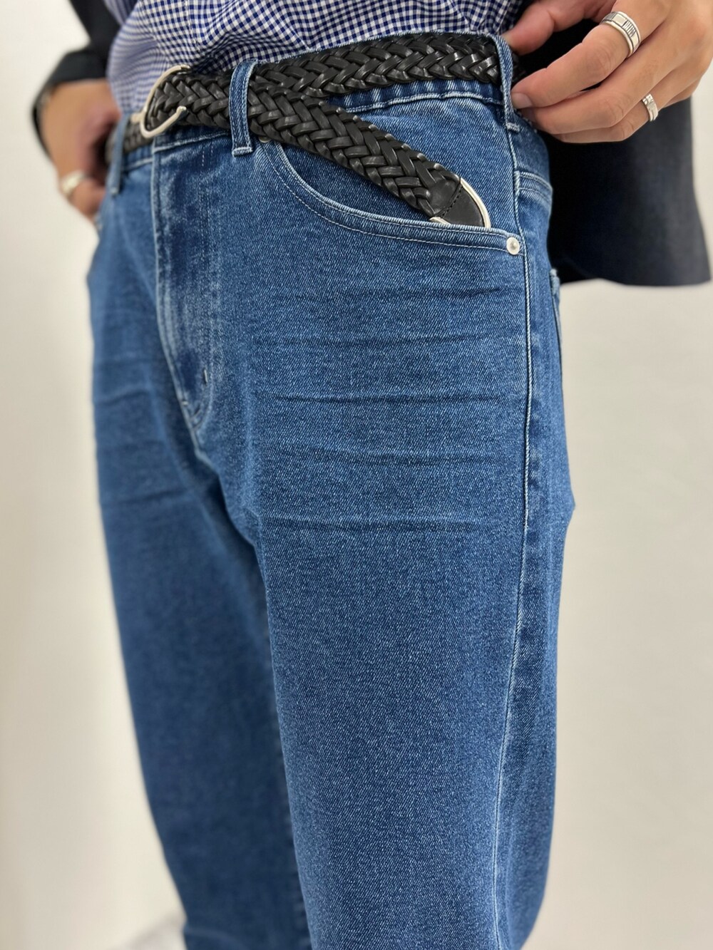 ブルー系のテーラードジャケット、ブルー系のデニムパンツ、ブルー系のシャツ/ブラウスを着用したメンズの秋コーディネートの7枚目の写真