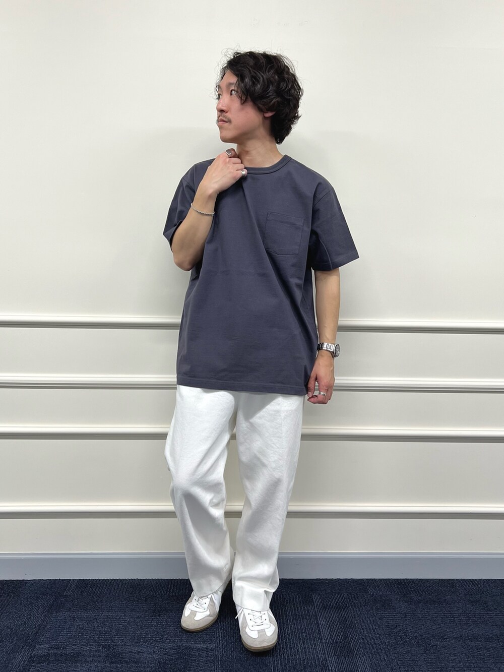 グレー系のTシャツ/カットソー、ホワイト系のデニムパンツを着用したメンズの冬コーディネートの2枚目の写真