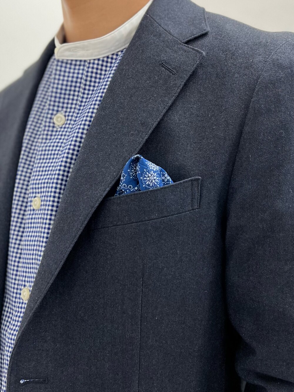 ブルー系のテーラードジャケット、ブルー系のデニムパンツ、ブルー系のシャツ/ブラウスを着用したメンズの秋コーディネートの6枚目の写真