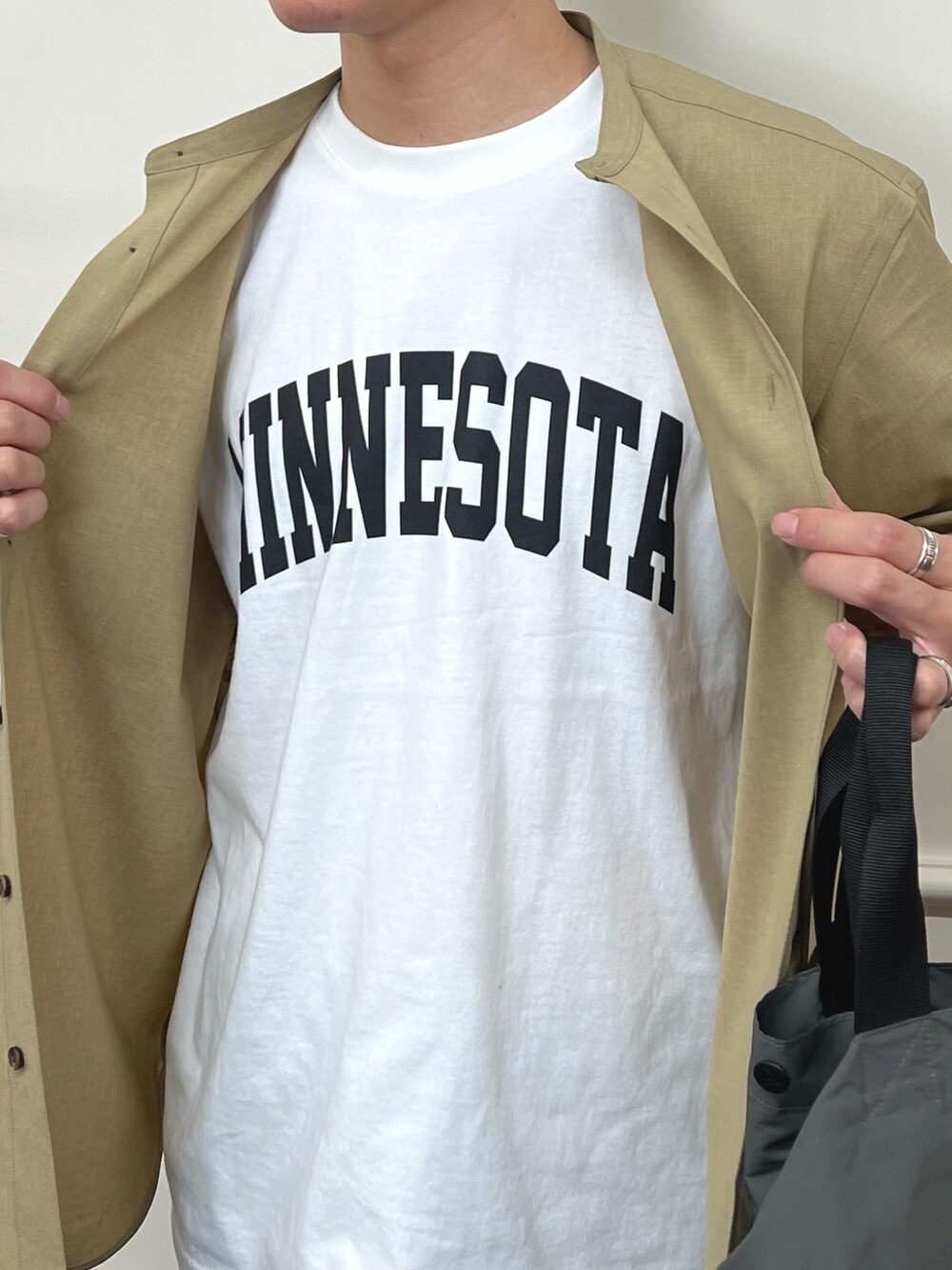 ベージュ系のシャツ/ブラウス、ホワイト系のTシャツ/カットソー、グレー系のトートバッグを着用したメンズの春コーディネートの7枚目の写真