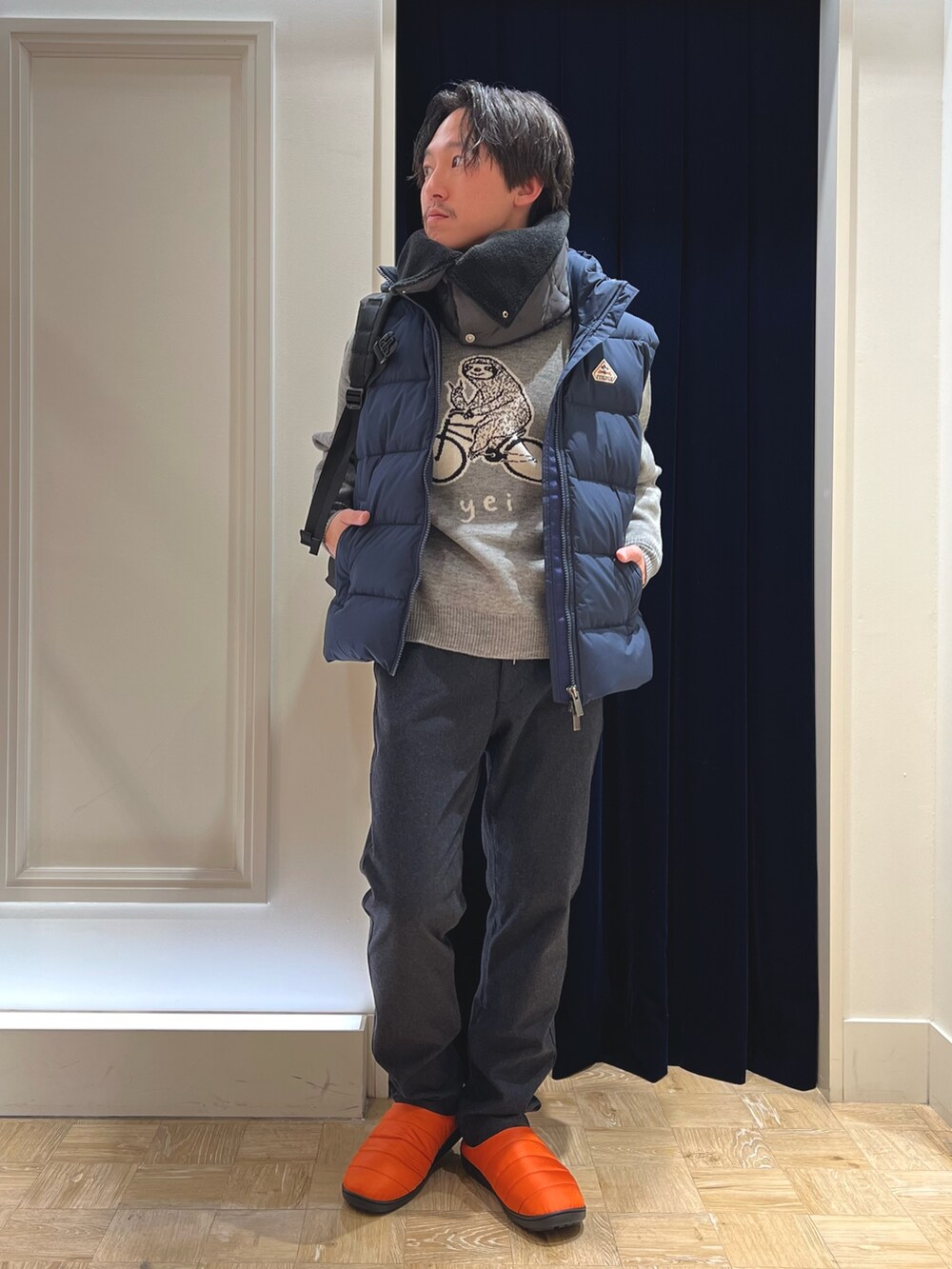 グレー系のニット/セーター、ブルー系のその他パンツ、オレンジ系のサンダルを着用したメンズの冬コーディネートの2枚目の写真
