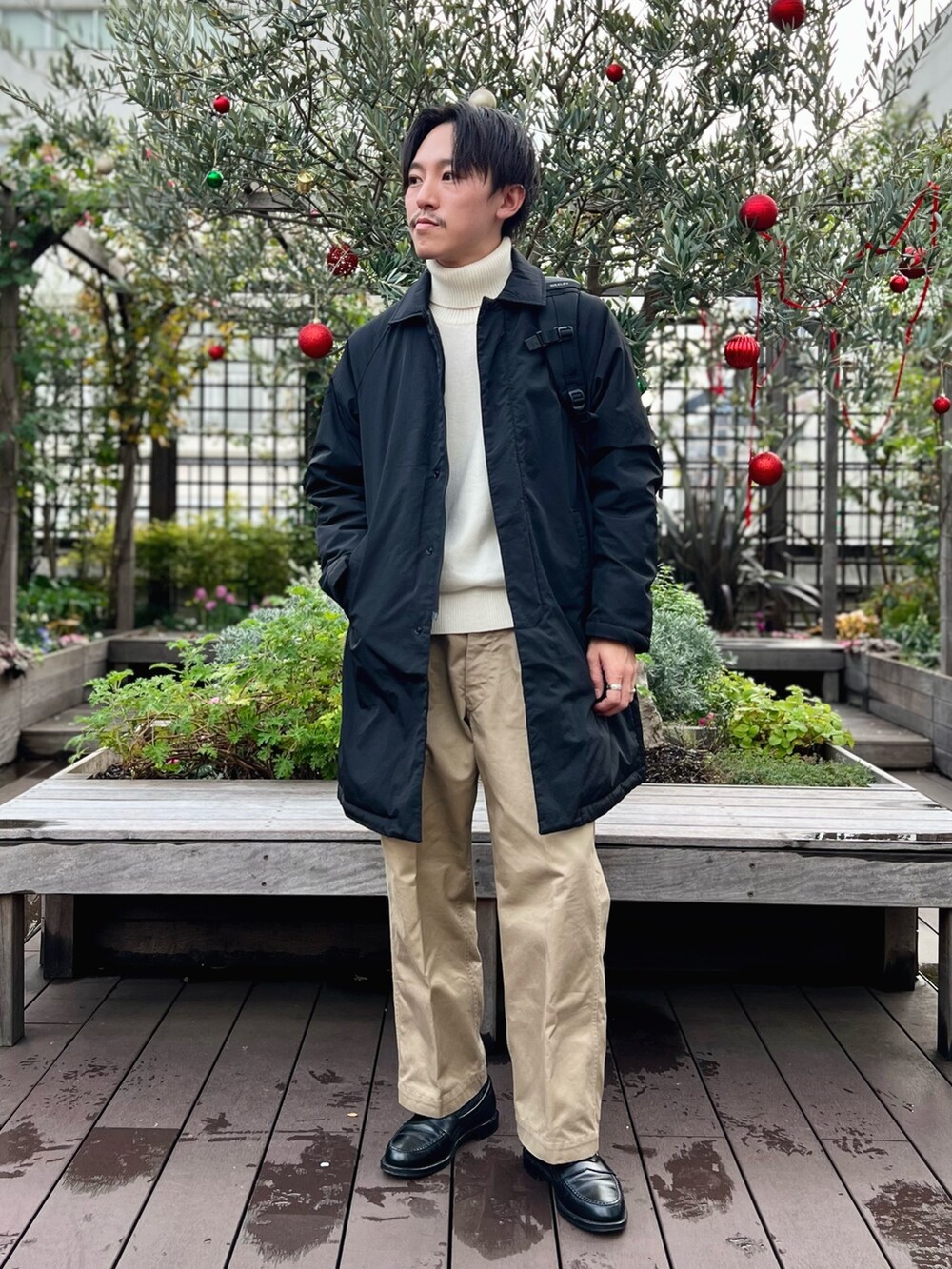 「冬アウター、休日スタイル、ロングコート、お出かけコーデ、きれいめカジュアル、タートルネック、ローファー、秋冬コーデ、冬、シンプルスタイル、モノトーン、ダウン、バックパック、ニット、ダウンジャケット」｜「TAIONの【TAION/タイオン】別注ダウンステンカラーコート（ダウンジャケット/コート、ブラック系）」を使った、nishiokaさん（メンズ・169cm）の冬コーディネートの2枚目の写真