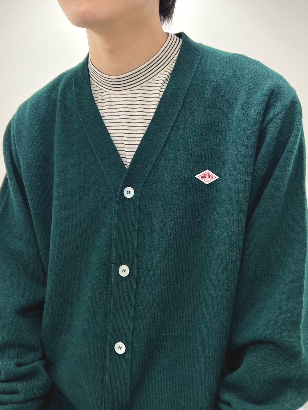 ホワイト系のTシャツ/カットソー、グリーン系のカーディガン/ボレロを着用したメンズの秋コーディネートの7枚目の写真