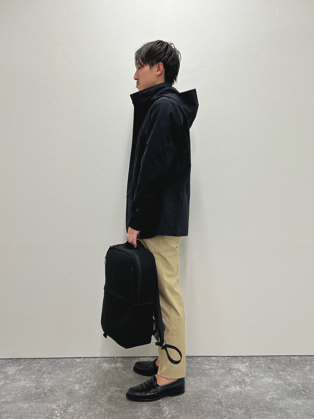 ブラック系のブルゾン、ホワイト系のシャツ/ブラウス、ベージュ系のその他パンツを着用したメンズの冬コーディネートの4枚目の写真