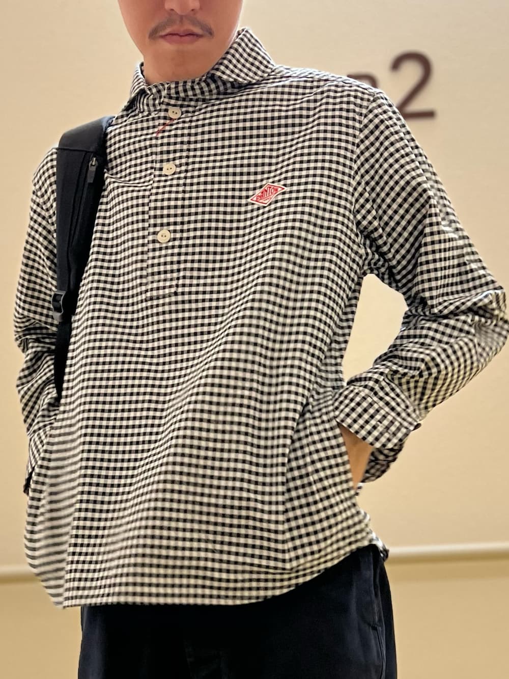 レッド系のローファー、ブラック系のバックパック/リュック、ブラック系のシャツ/ブラウスを着用したメンズの秋コーディネートの2枚目の写真