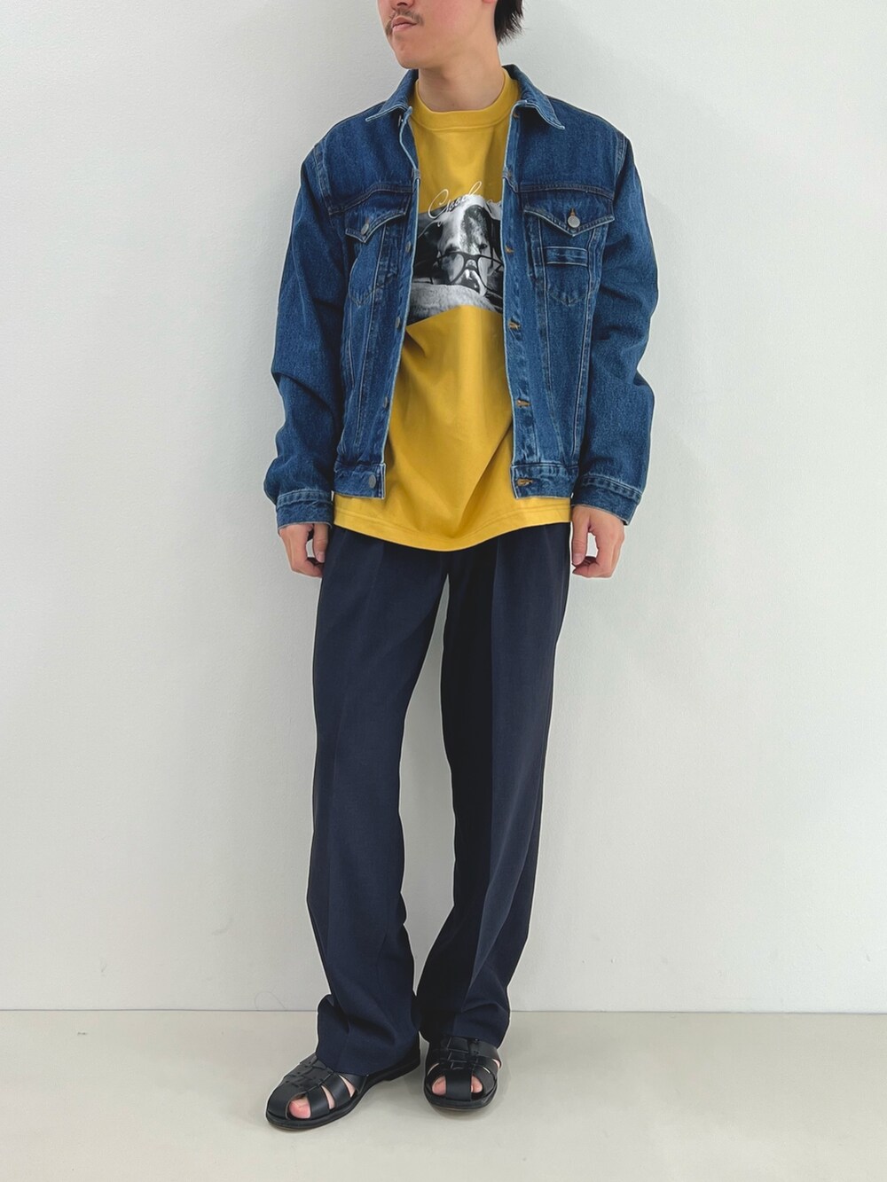 イエロー系のTシャツ/カットソー、ブルー系のデニムジャケット、ブラック系のその他パンツを着用したメンズの春コーディネートの3枚目の写真