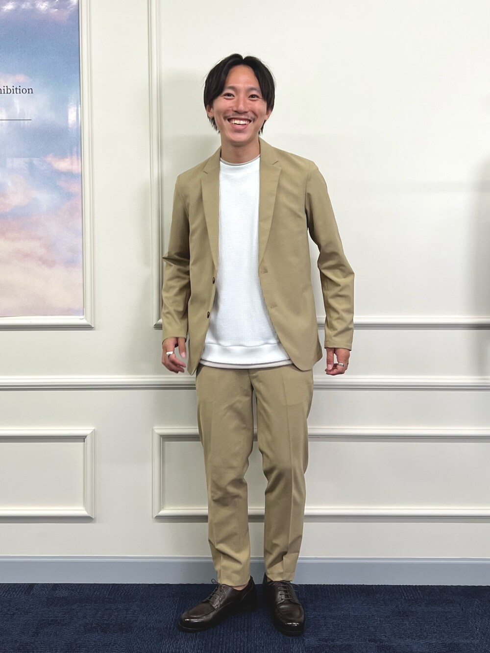 ベージュ系のテーラードジャケット、ブルー系のTシャツ/カットソー、ベージュ系のその他パンツを着用したメンズの夏コーディネートの4枚目の写真