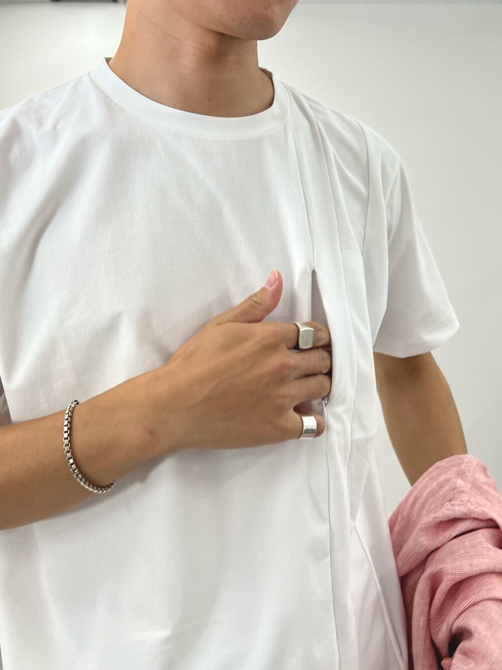 レッド系のシャツ/ブラウス、ホワイト系のTシャツ/カットソー、グレー系のその他パンツを着用したメンズの夏コーディネートの9枚目の写真
