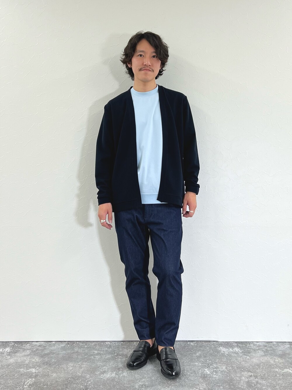 ブルー系のカーディガン/ボレロ、ブルー系のTシャツ/カットソー、ブルー系のチノパンツを着用したメンズの春コーディネートの5枚目の写真