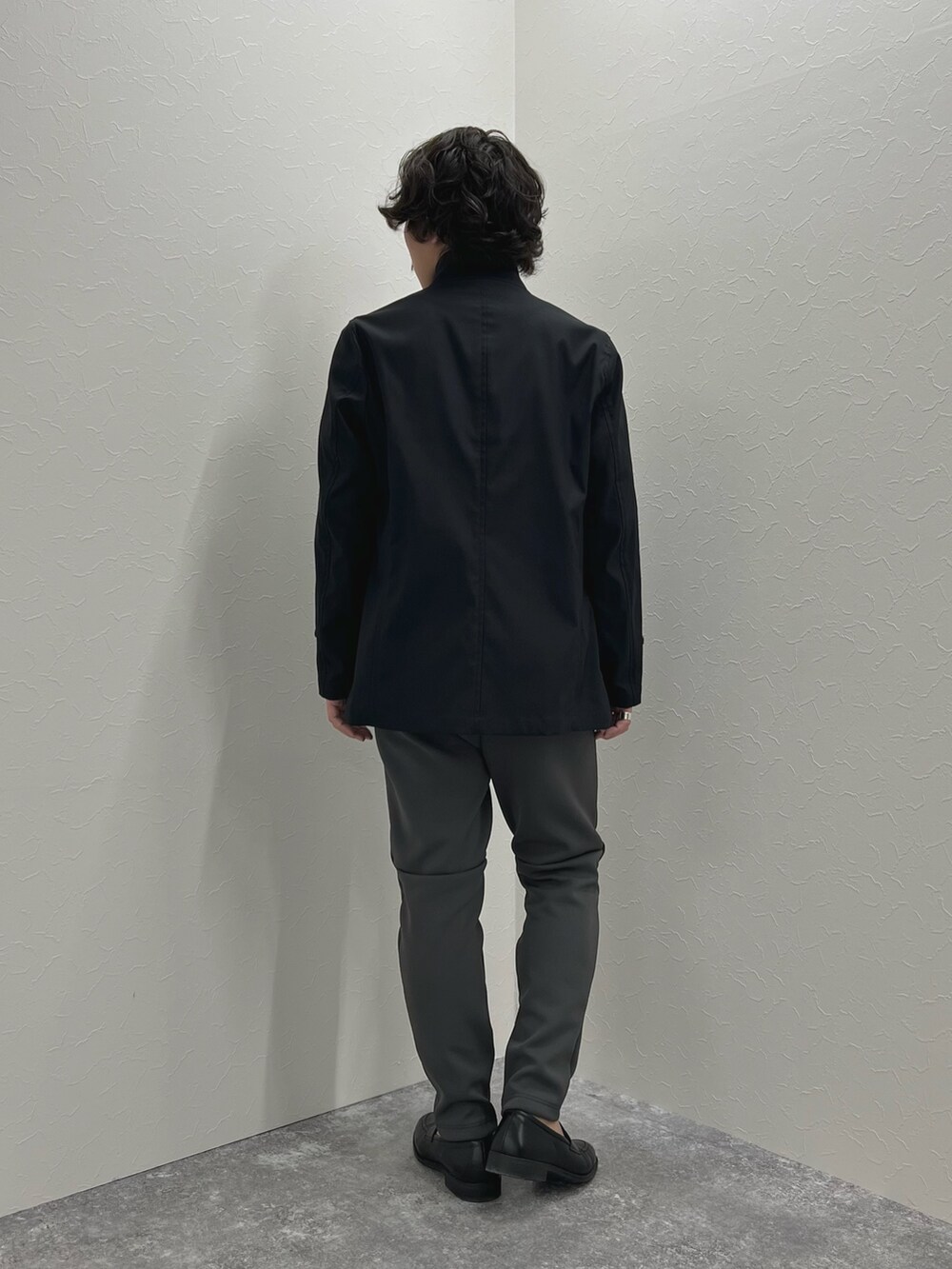 ベージュ系のスウェット、グレー系のその他パンツ、ブラック系のローファーを着用したメンズの春コーディネートの7枚目の写真