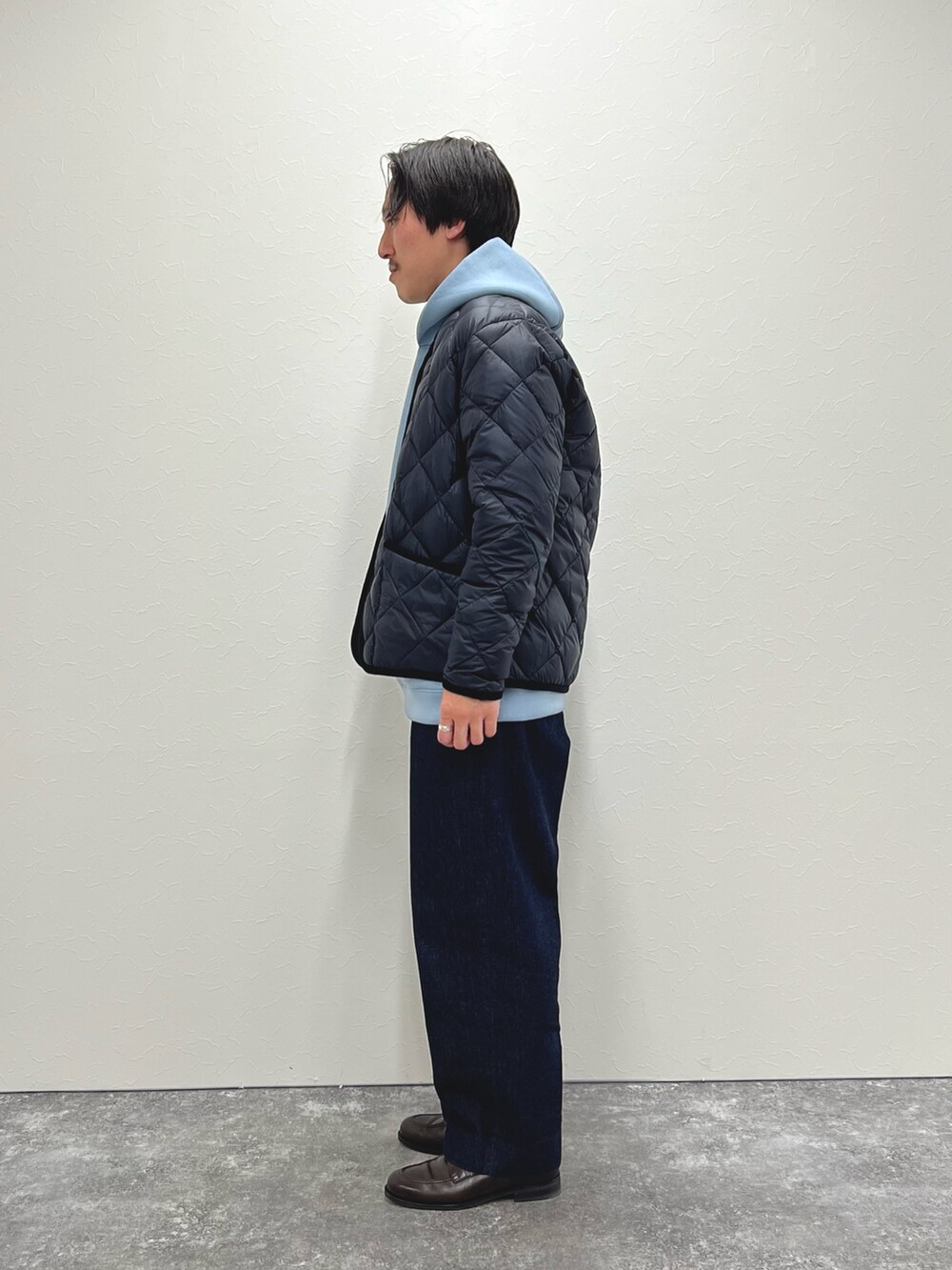 ブルー系のパーカー、ブルー系のデニムパンツ、ブルー系のダウンジャケット/コートを着用したメンズの冬コーディネートの4枚目の写真
