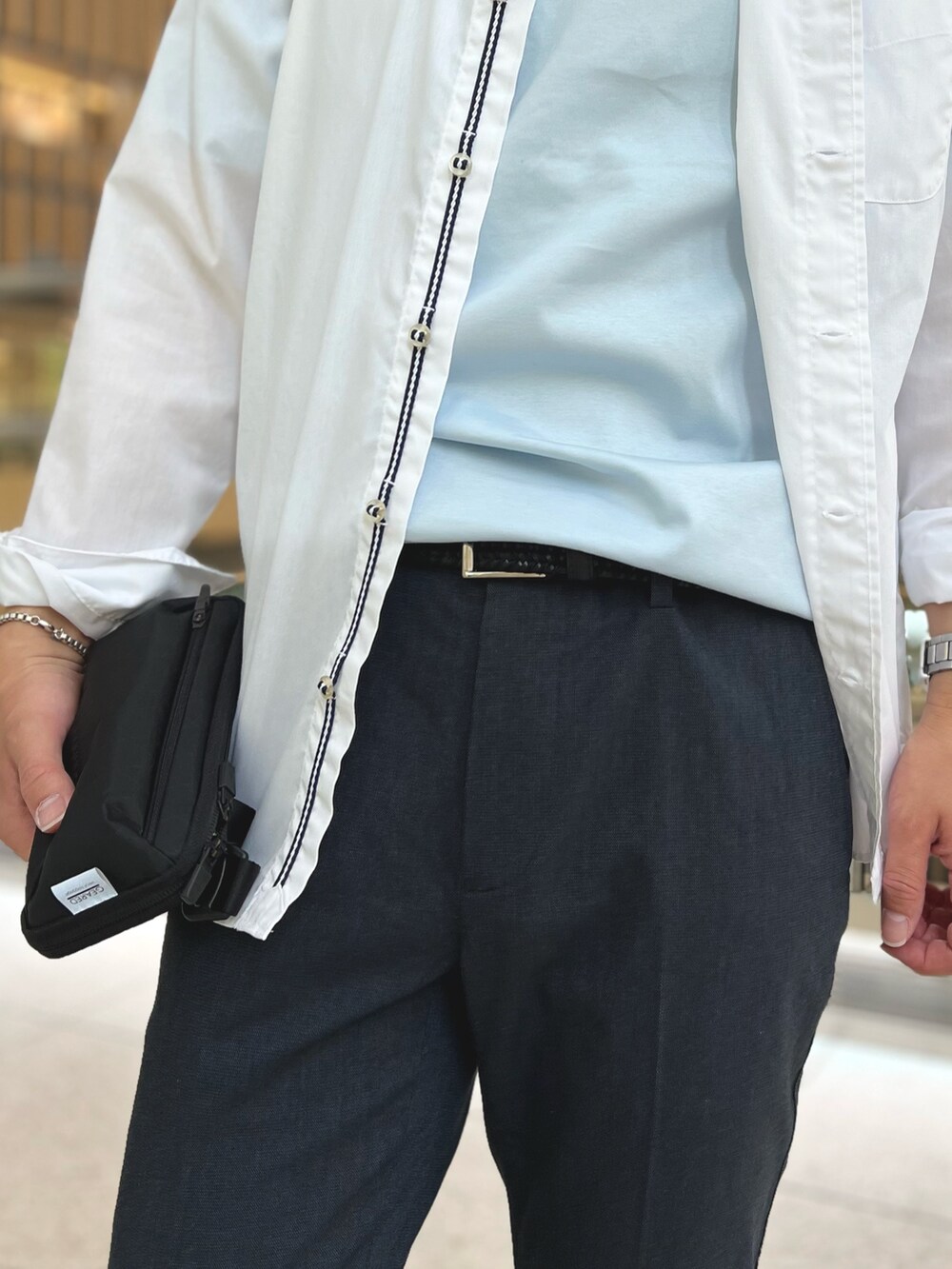 ホワイト系のシャツ/ブラウス、ブルー系のTシャツ/カットソー、ブラック系のショルダーバッグを着用したメンズの春コーディネートの10枚目の写真