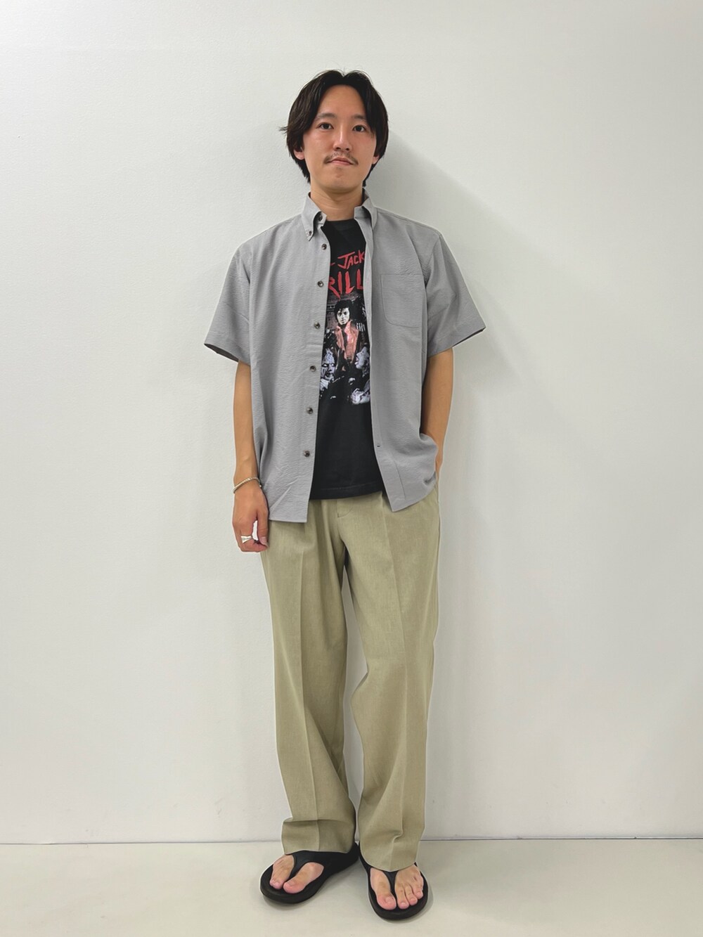 ベージュ系のシャツ/ブラウス、ブラック系のTシャツ/カットソー、ブラック系のサンダルを着用したメンズの夏コーディネートの2枚目の写真