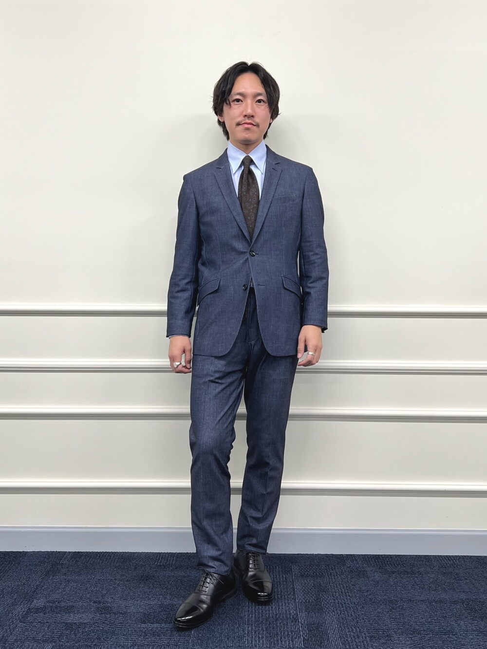 ブルー系のシャツ/ブラウス、ブルー系のテーラードジャケット、ブルー系のその他パンツを着用したメンズの冬コーディネートの2枚目の写真