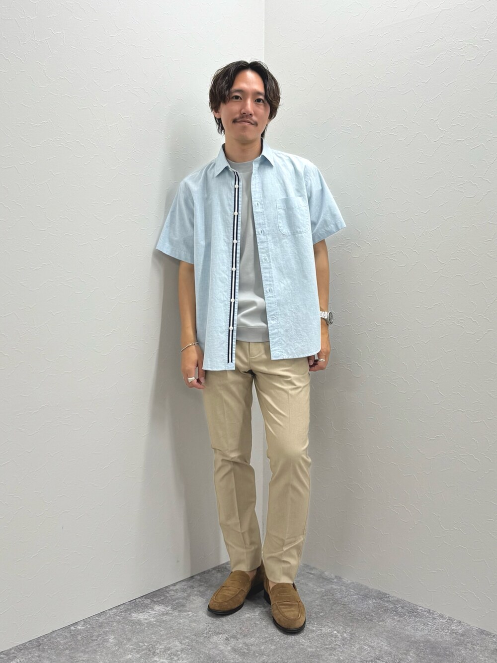 グリーン系のシャツ/ブラウス、グレー系のTシャツ/カットソー、ベージュ系のチノパンツを着用したメンズの夏コーディネートの3枚目の写真